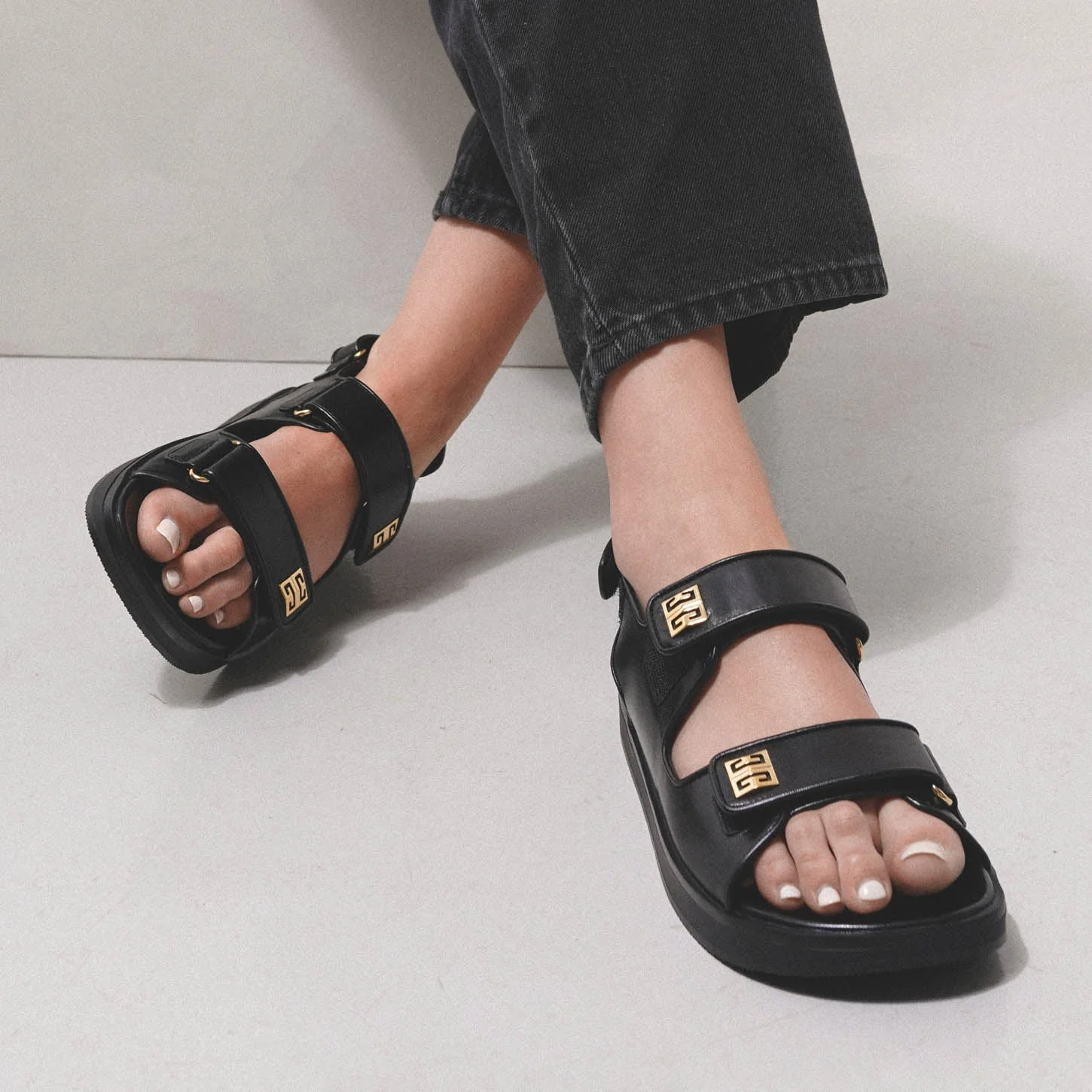 4G strap flat black leather sandals - Image 6