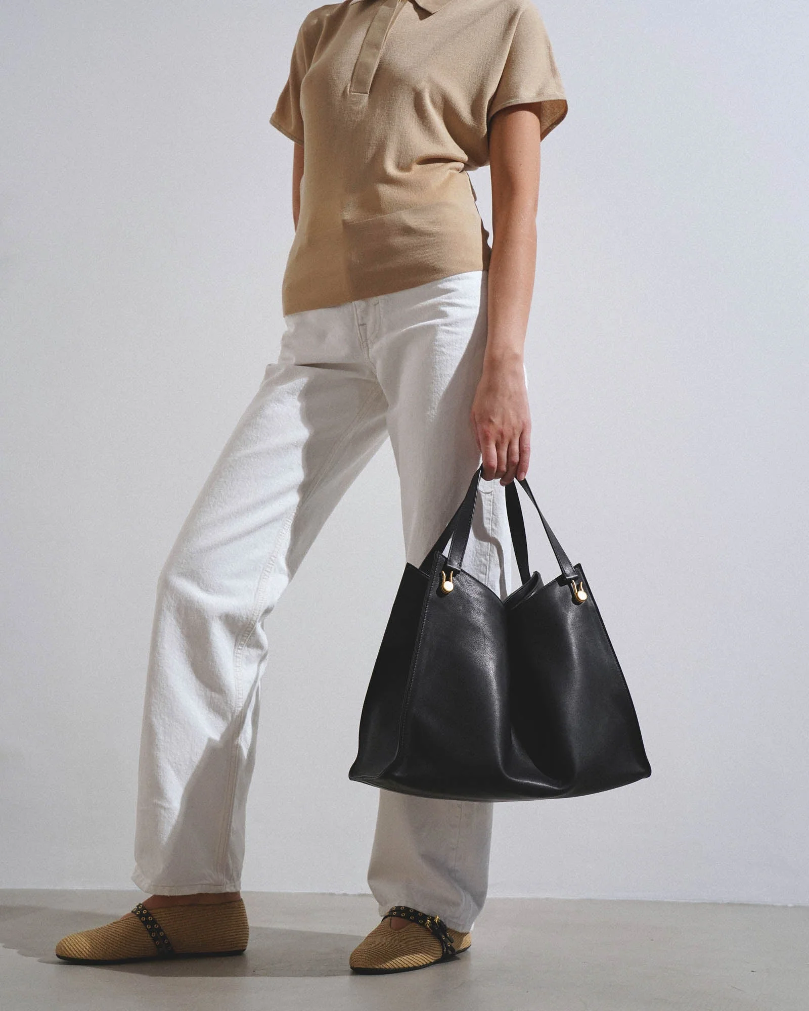 Alexia black leather top handle bag - Image 2