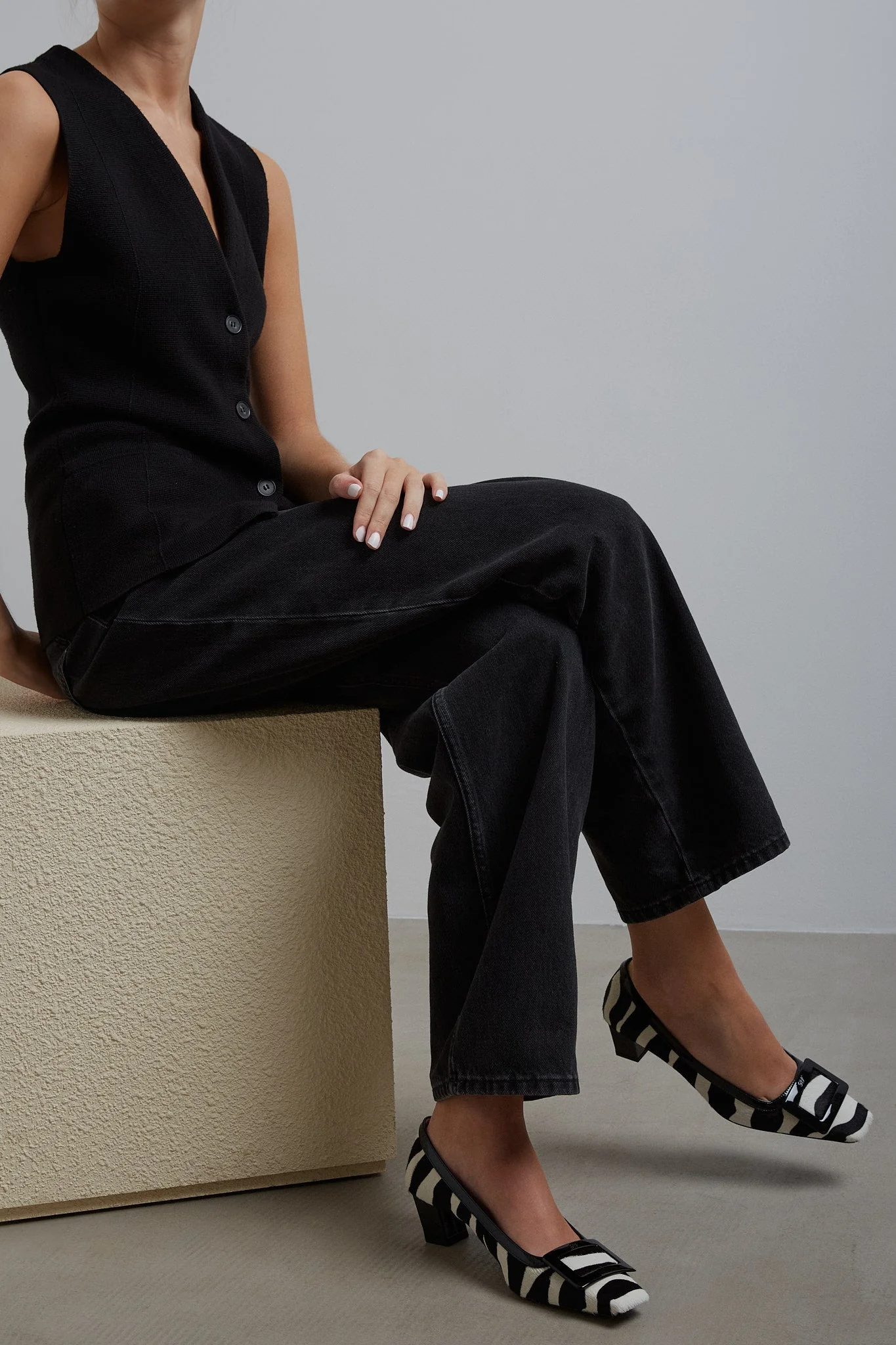 Belle Vivier 45 black and white pumps - Image 2