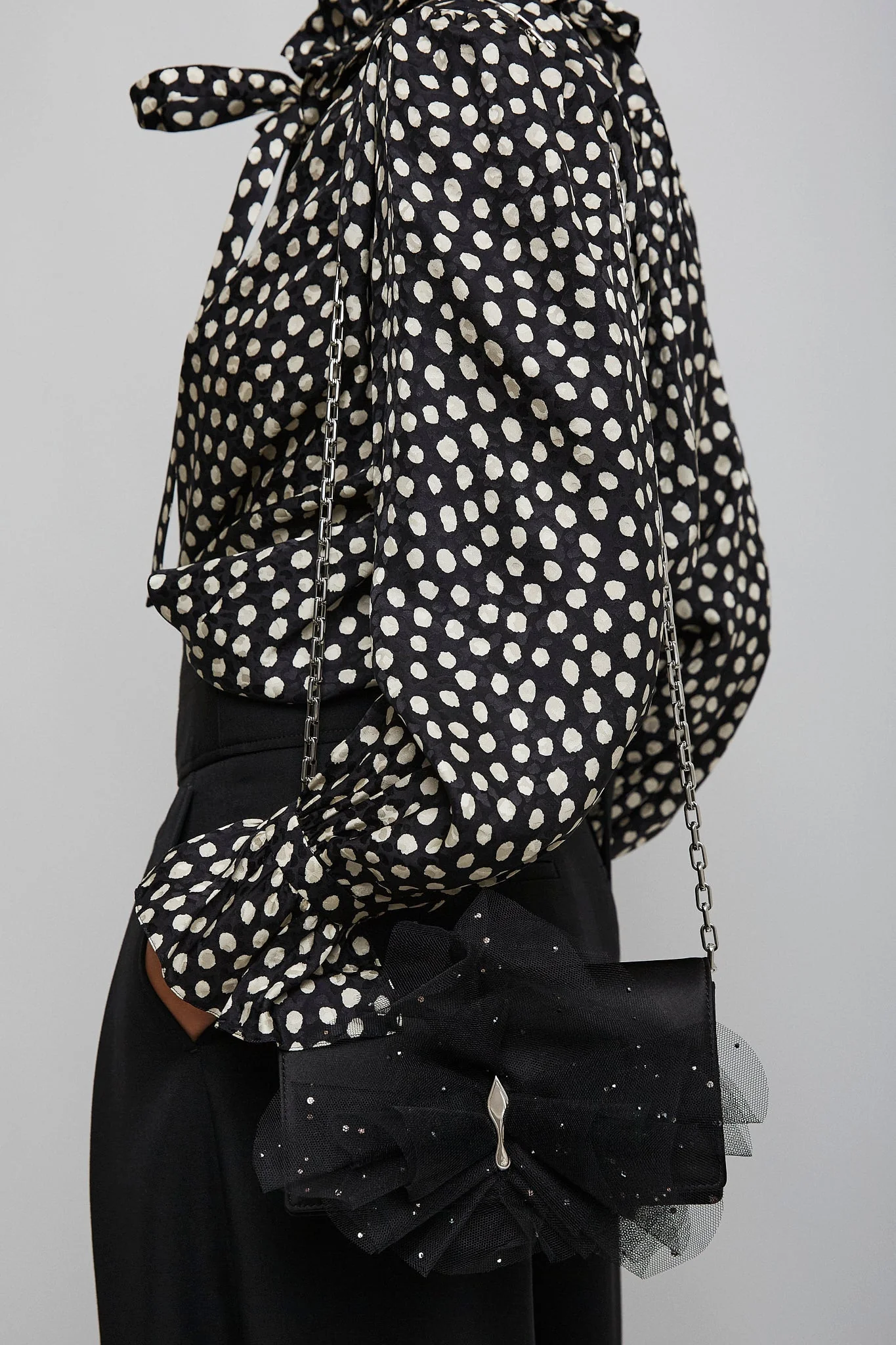 Bettina black bow clutch - Image 7