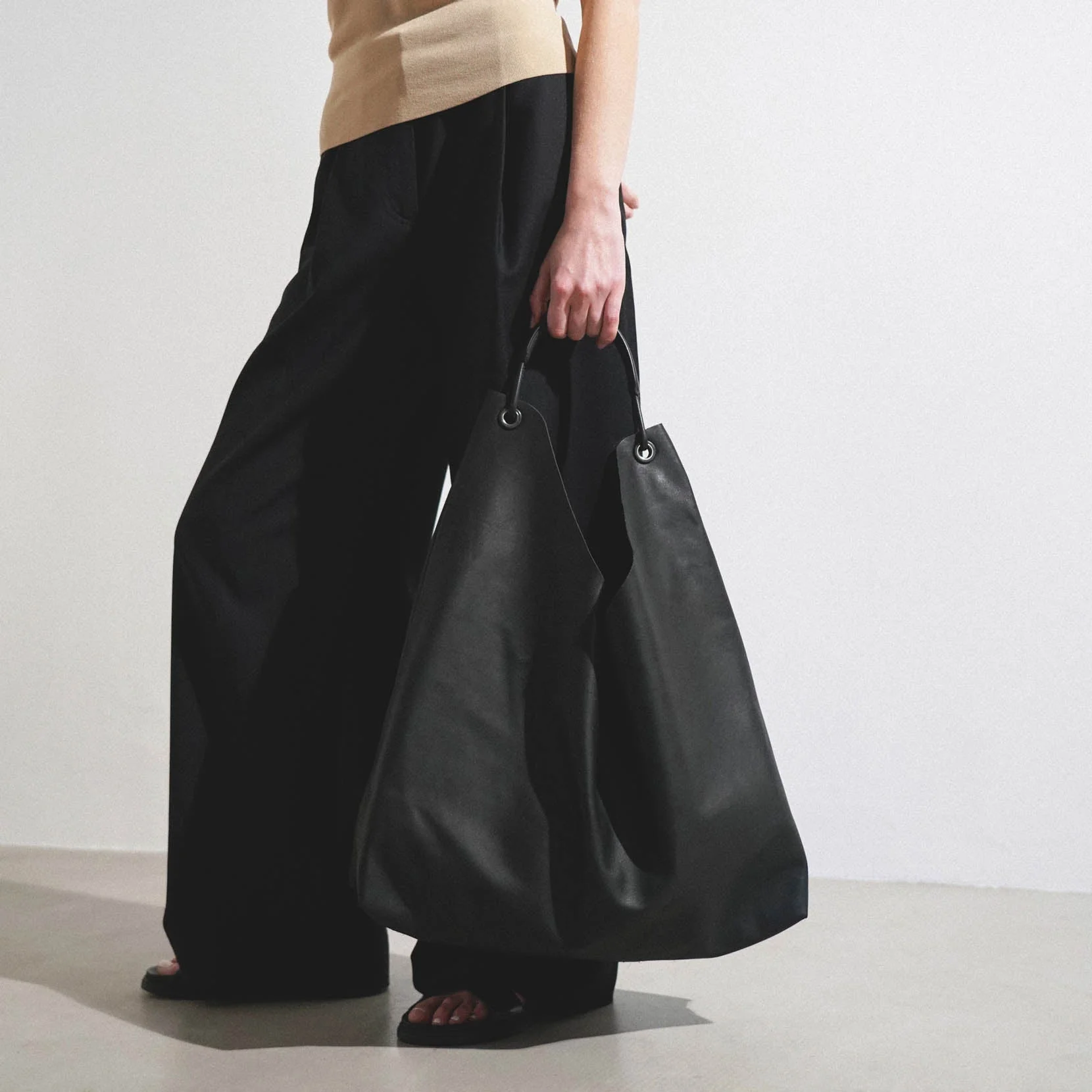 Bindle 3 black leather shoulder bag - Image 6