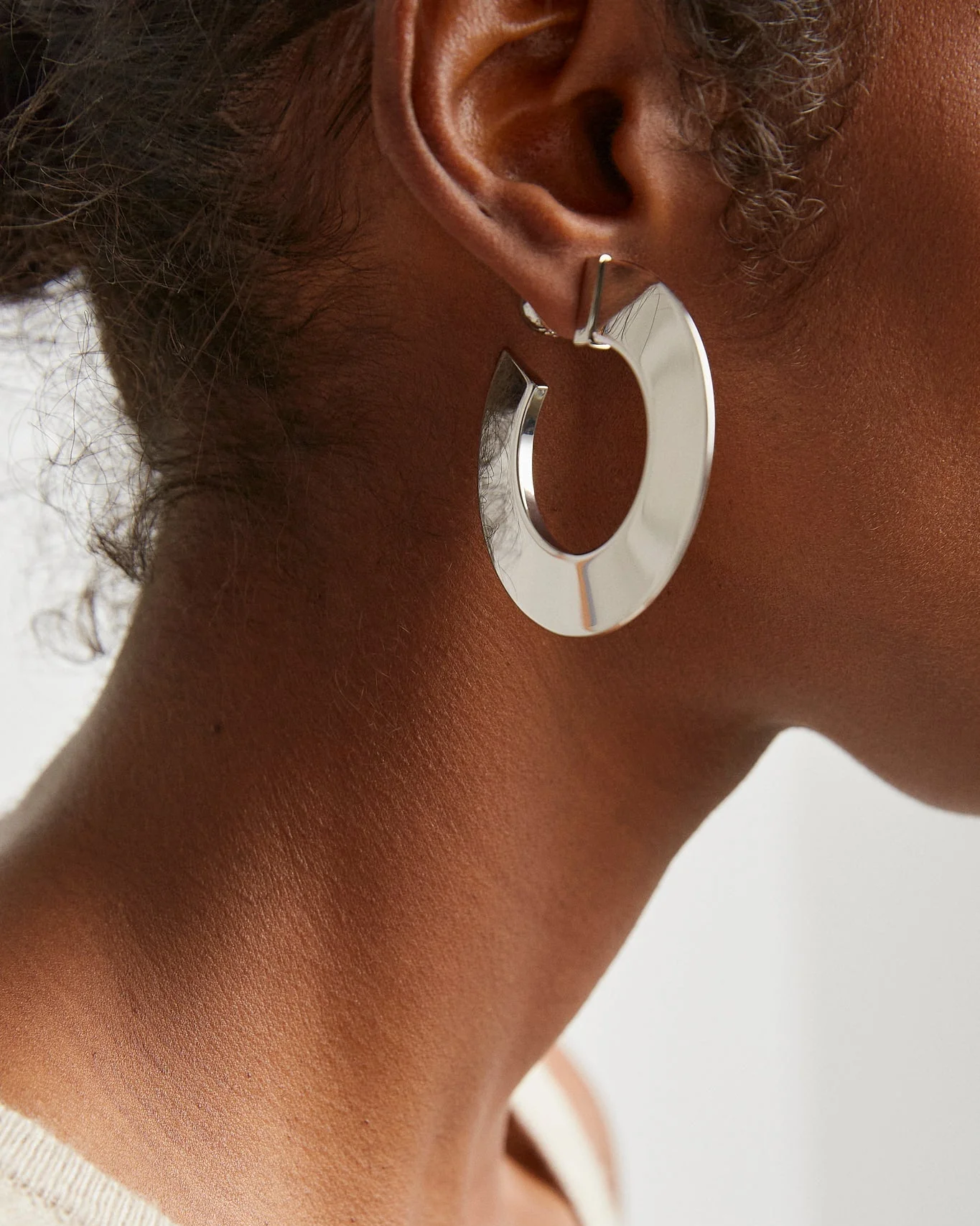 Blade Hoops small silver earrings - Image 2