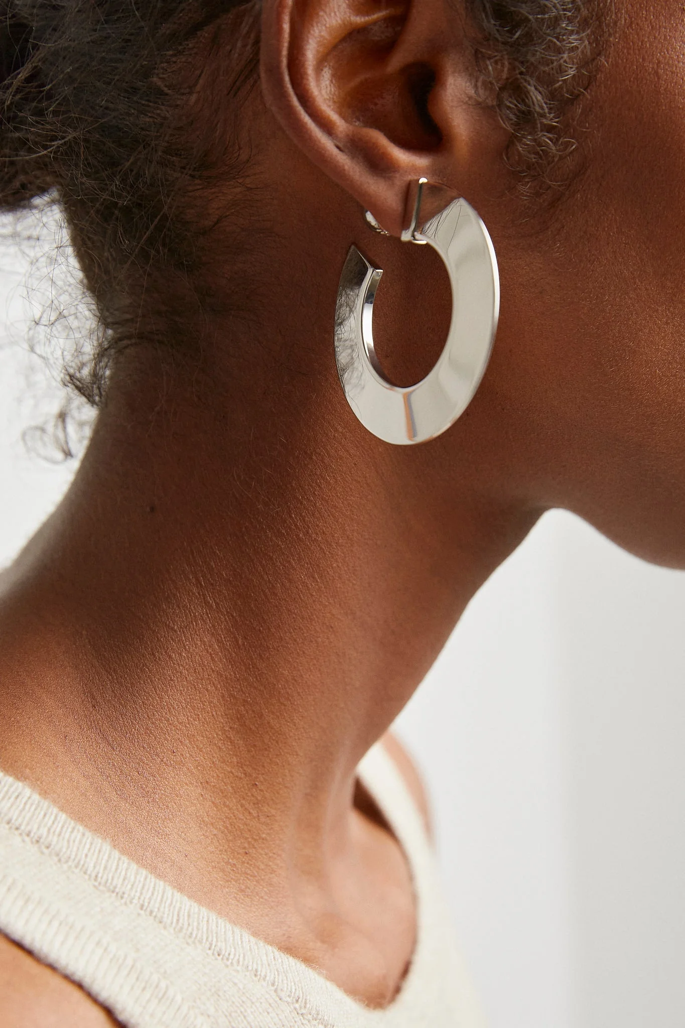 Blade Hoops small silver earrings - Image 4