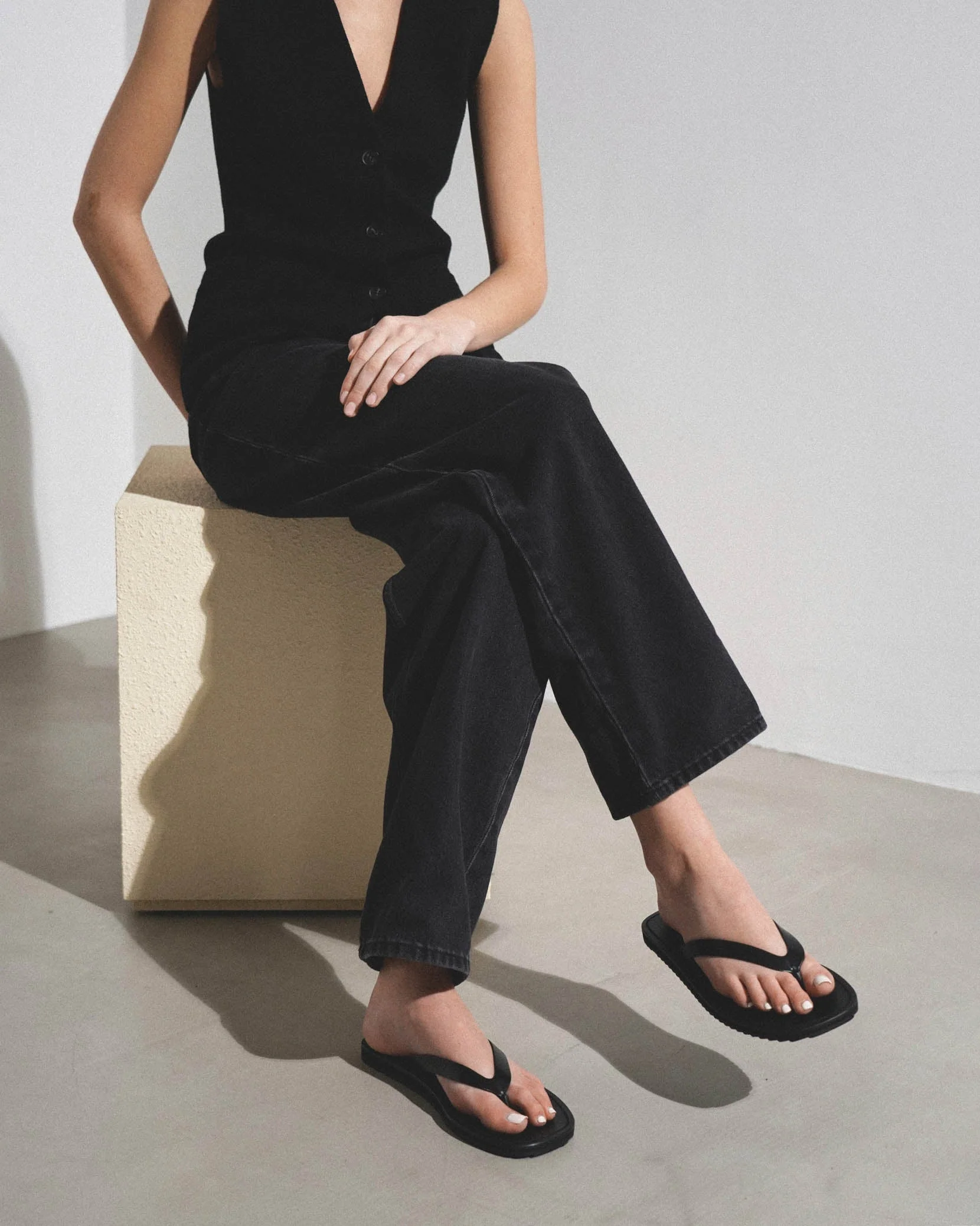 City black flip flops - Image 2
