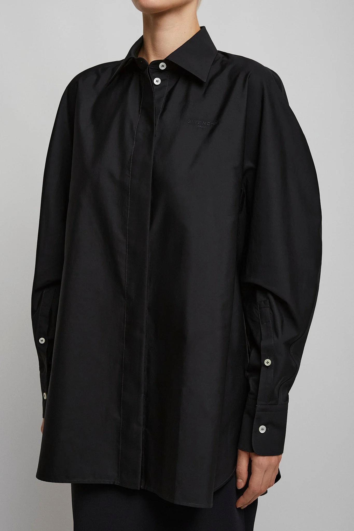 Cocoon black shirt with turned sleeves - Image 2