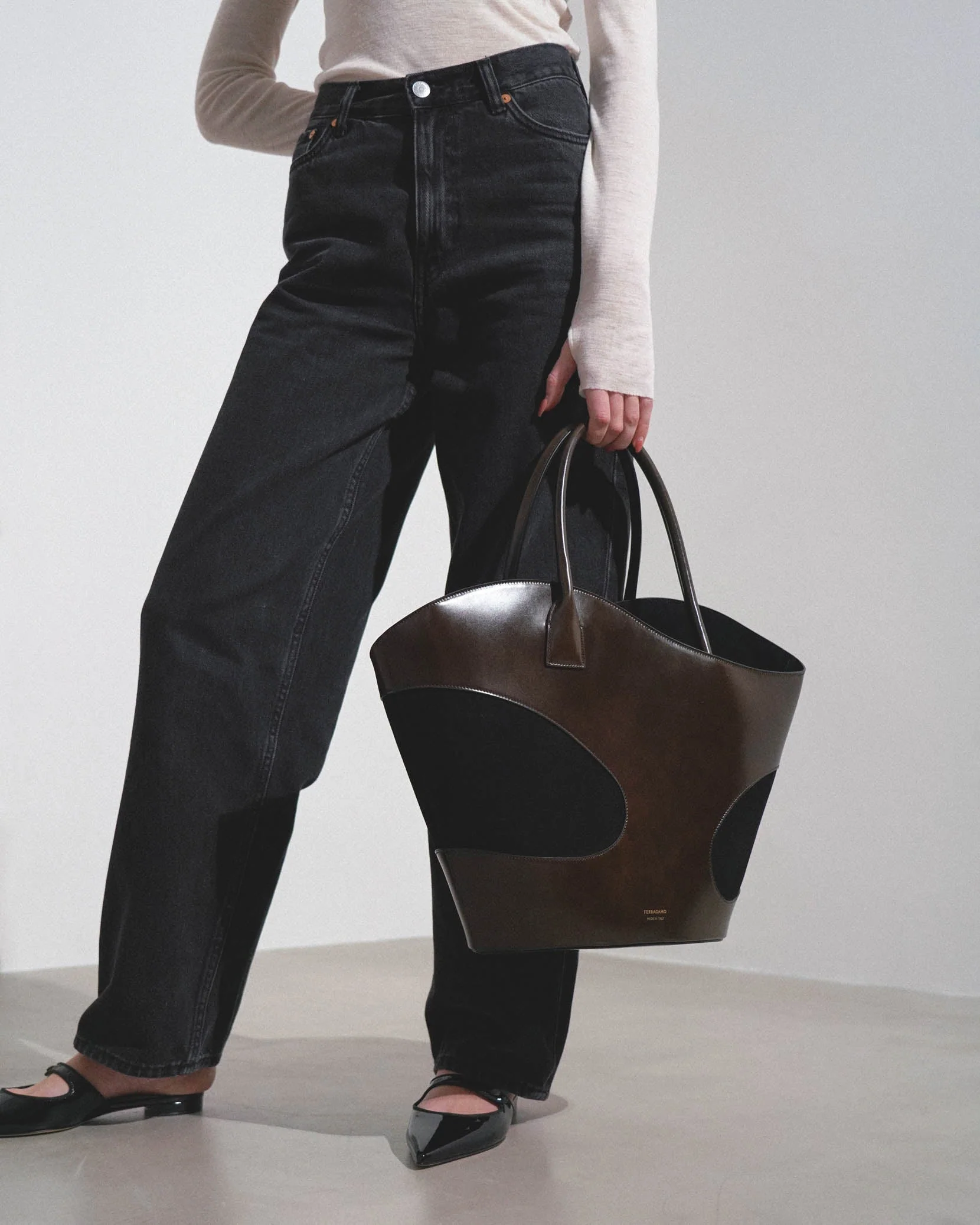 Cut out brown tote bag - Image 2