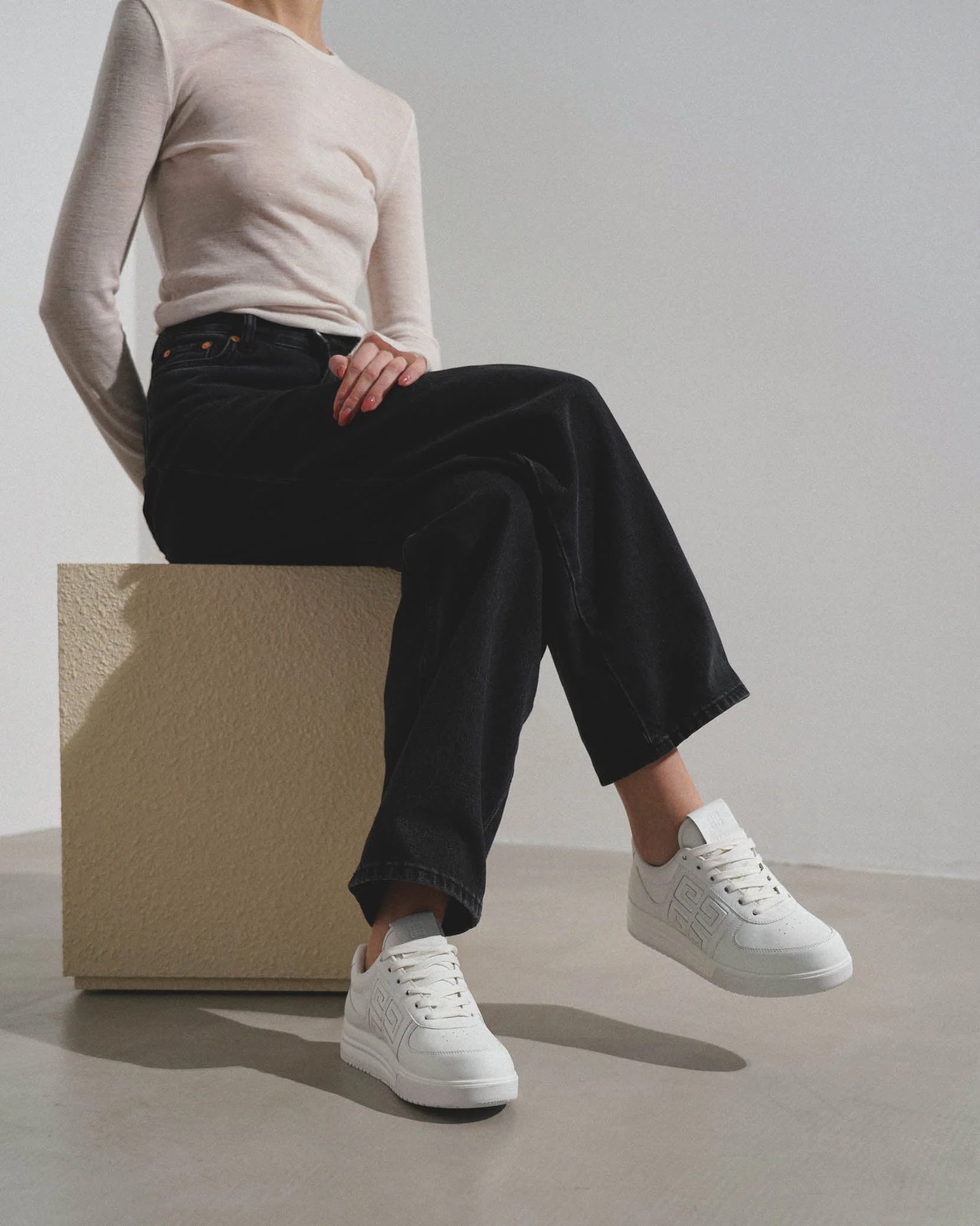 G4 low-top white sneakers - Image 2