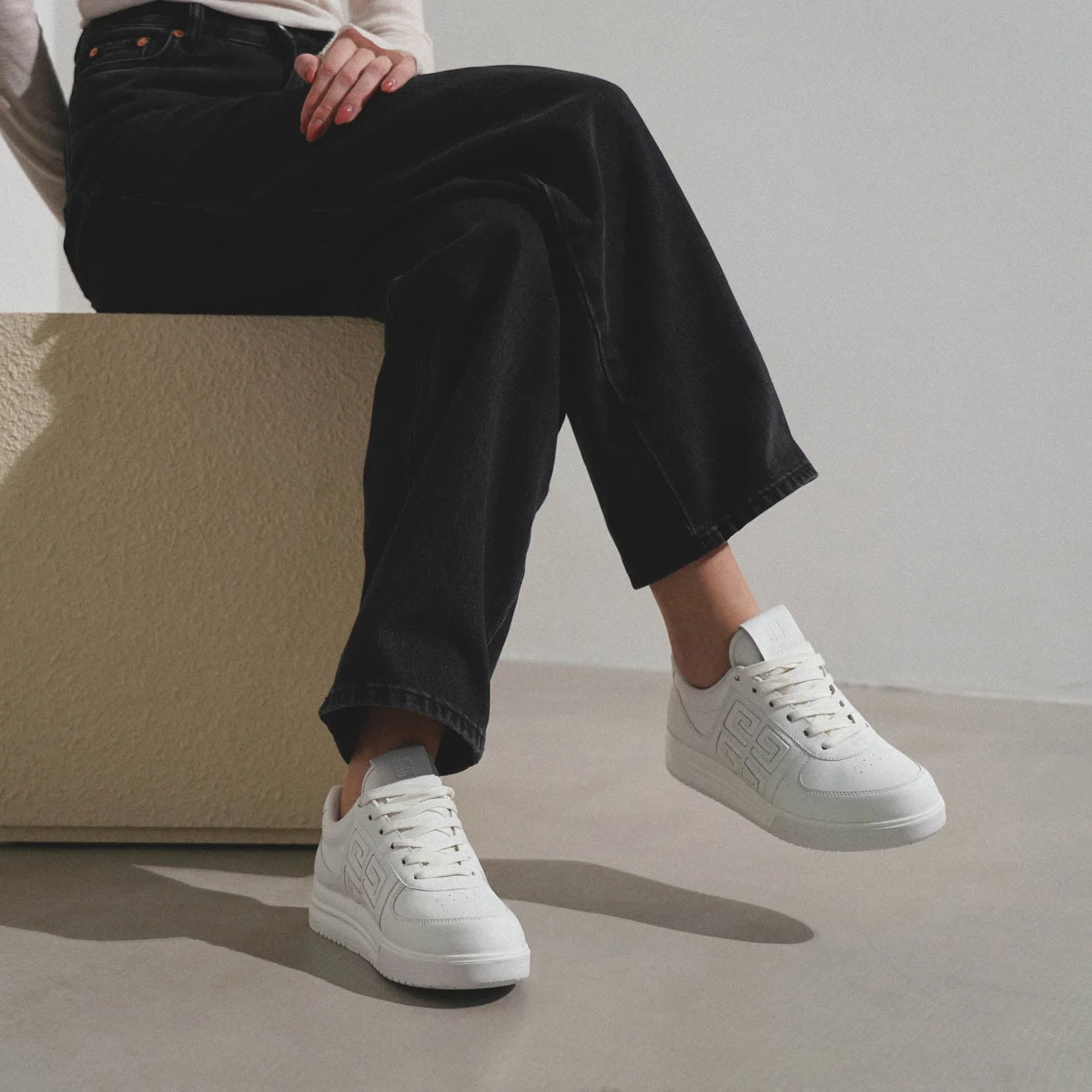 G4 low-top white sneakers - Image 6
