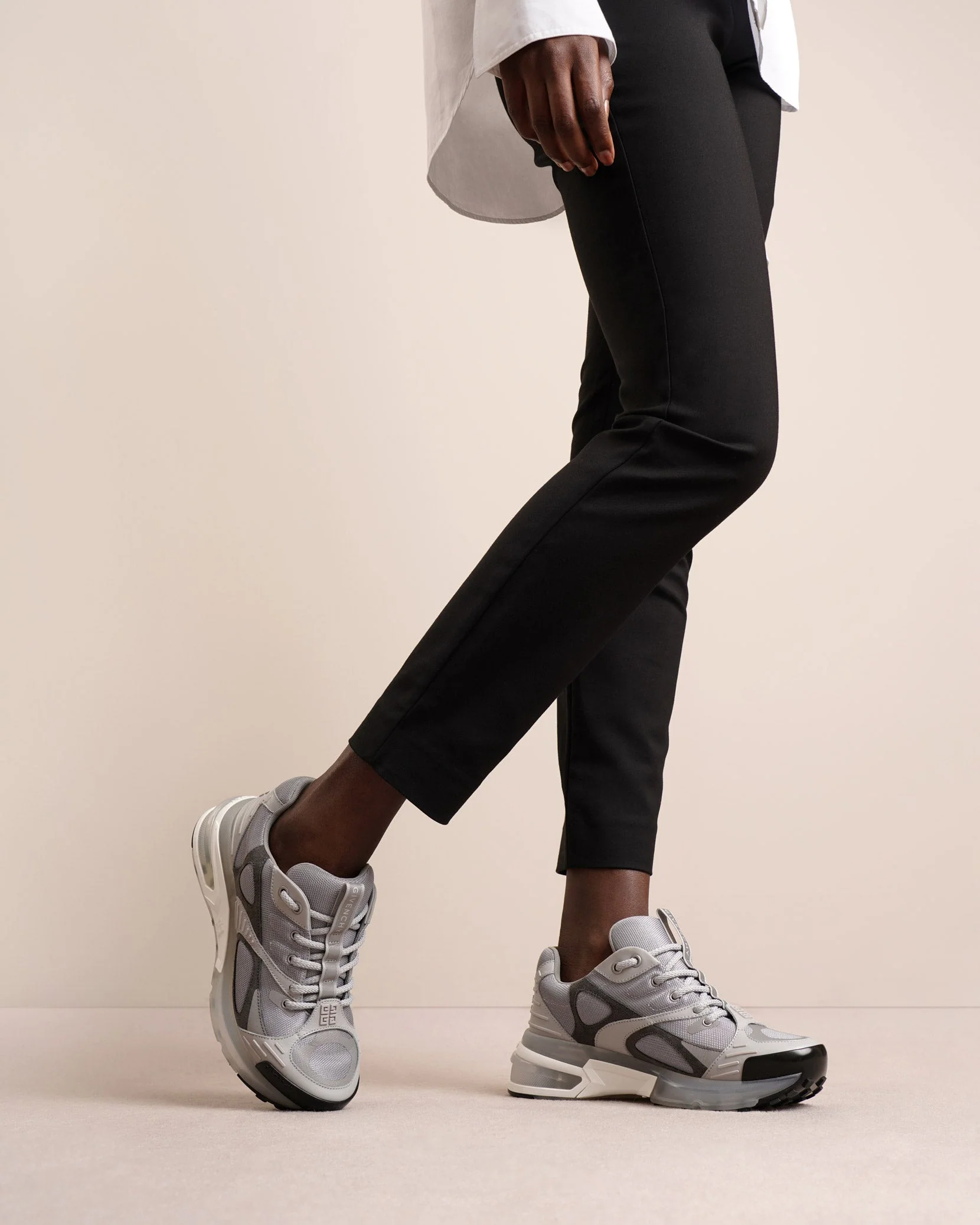 Giv 1 low-top grey runner sneakers - Image 2