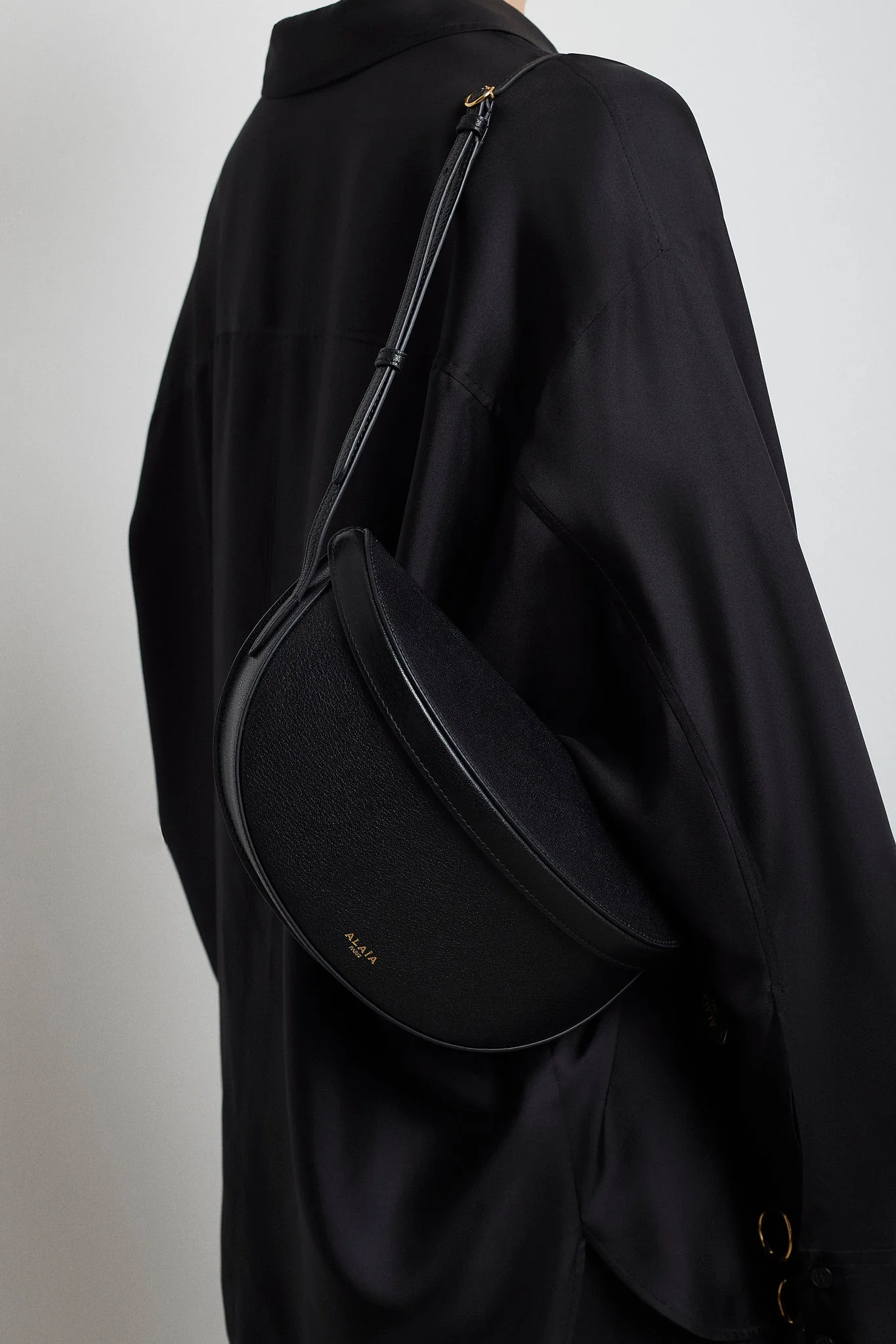 Hip east west black leather bag - Image 2