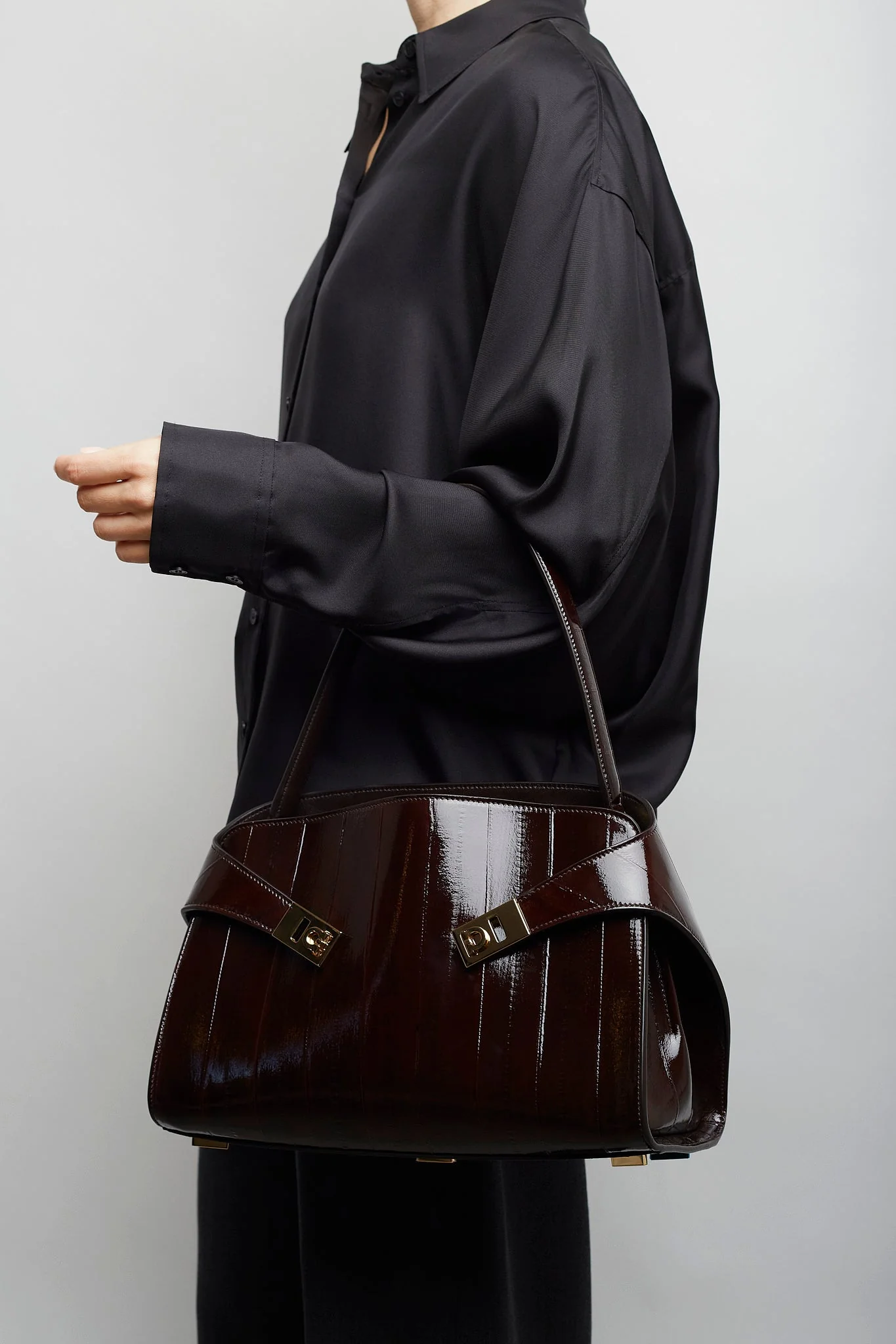 Hug M brown eel shoulder bag - Image 2