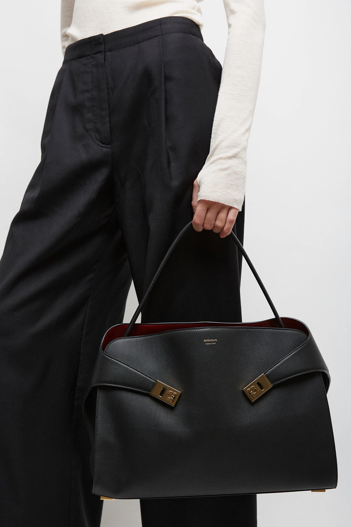 Hug medium black shoulder bag - Image 6