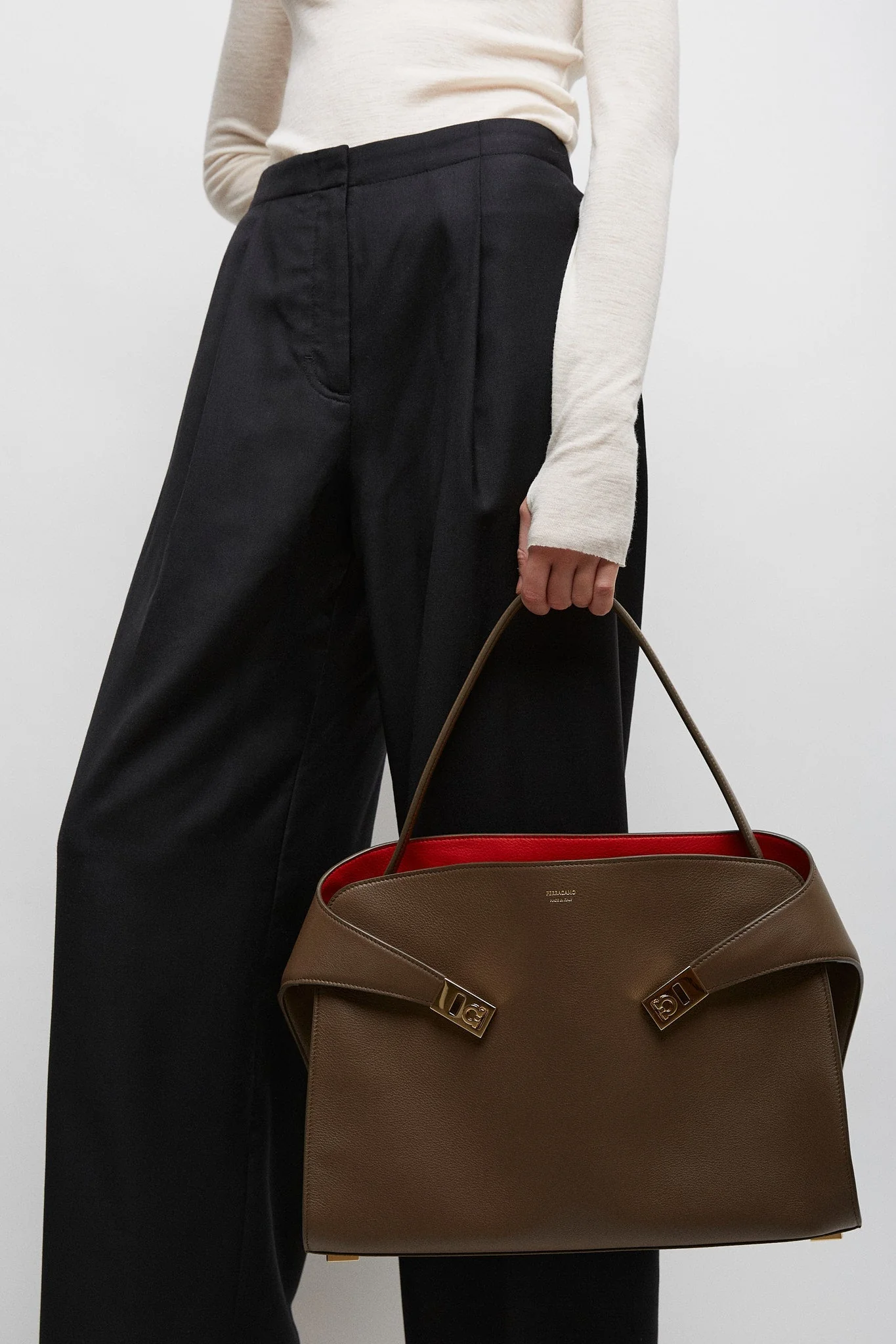 Hug medium taupe shoulder bag - Image 2