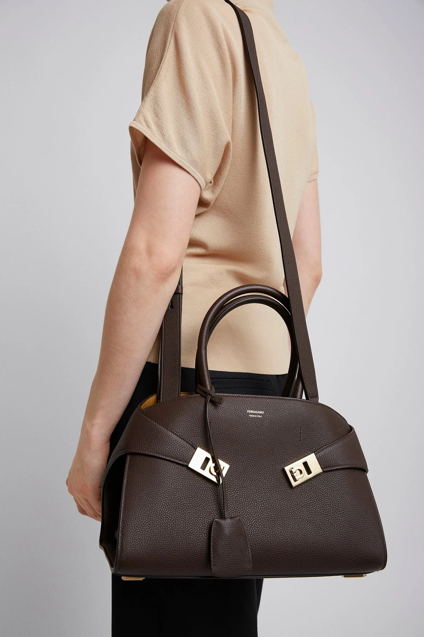 Hug S brown bicolor top handle bag - Image 6