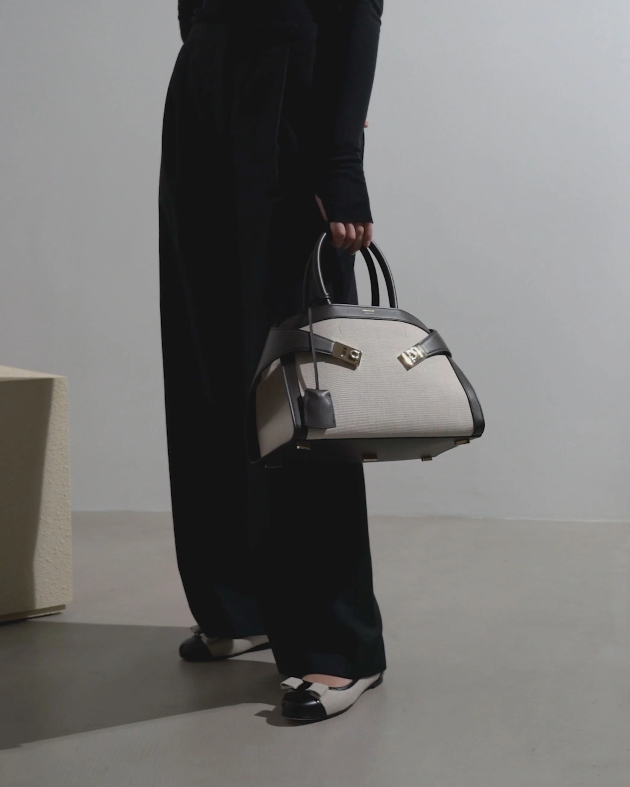 Hug small beige canvas bag - Image 8