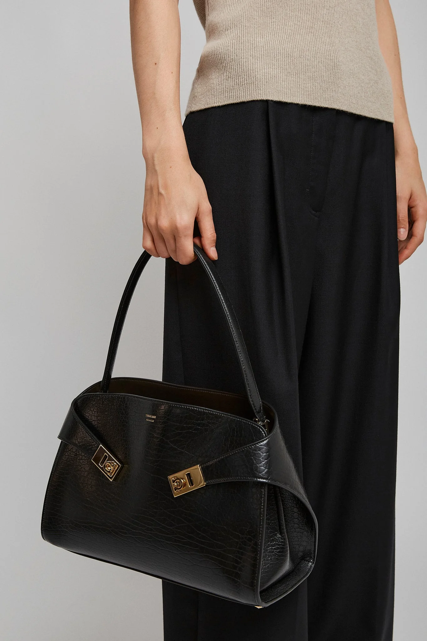 Hug Soft M black shoulder bag - Image 6
