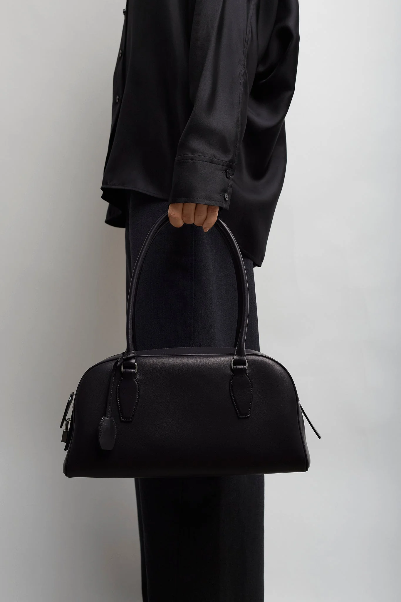 India E/W black shoulder bag - Image 5