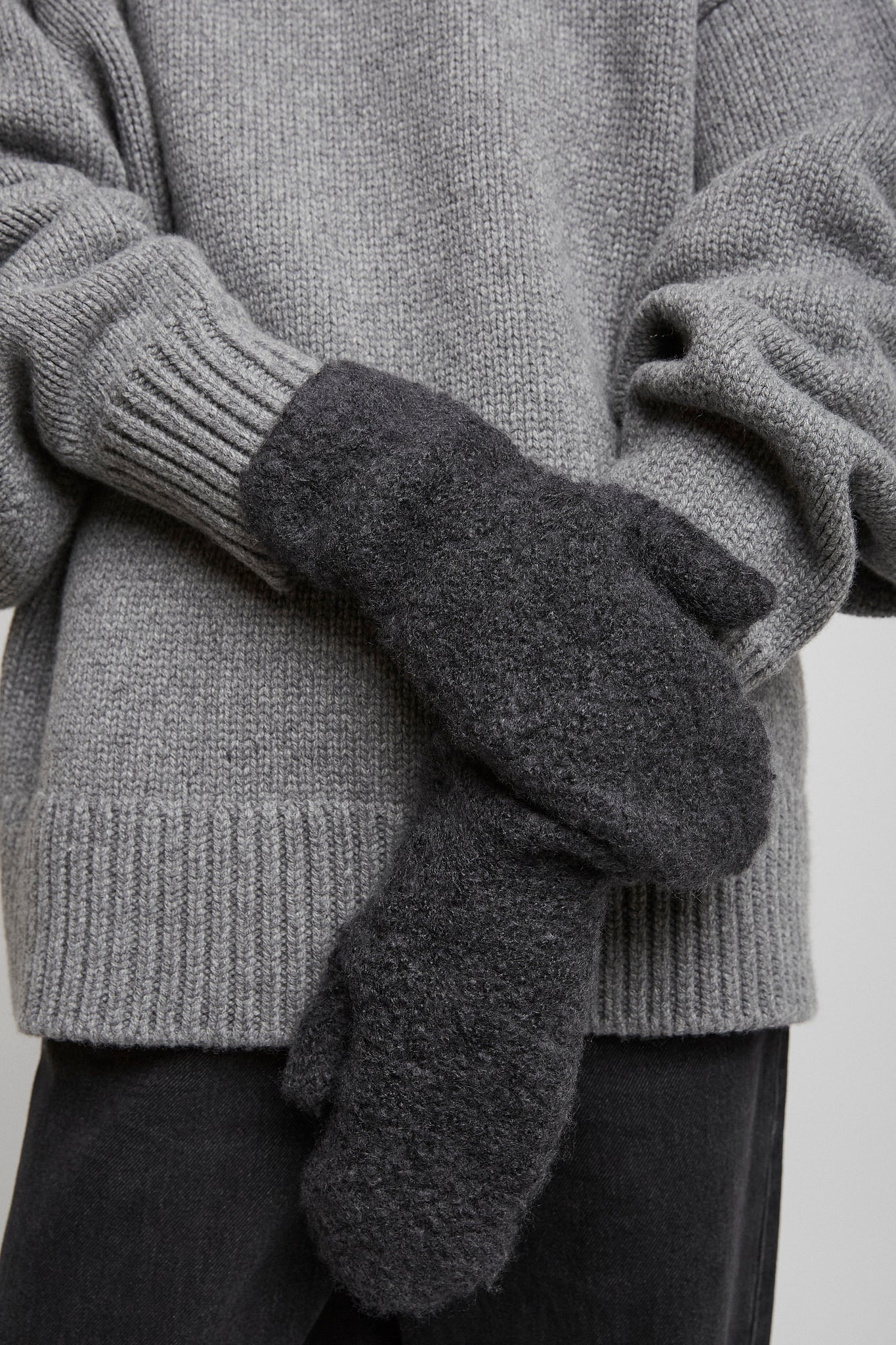 Ladislas faded black cashmere mittens - Image 5