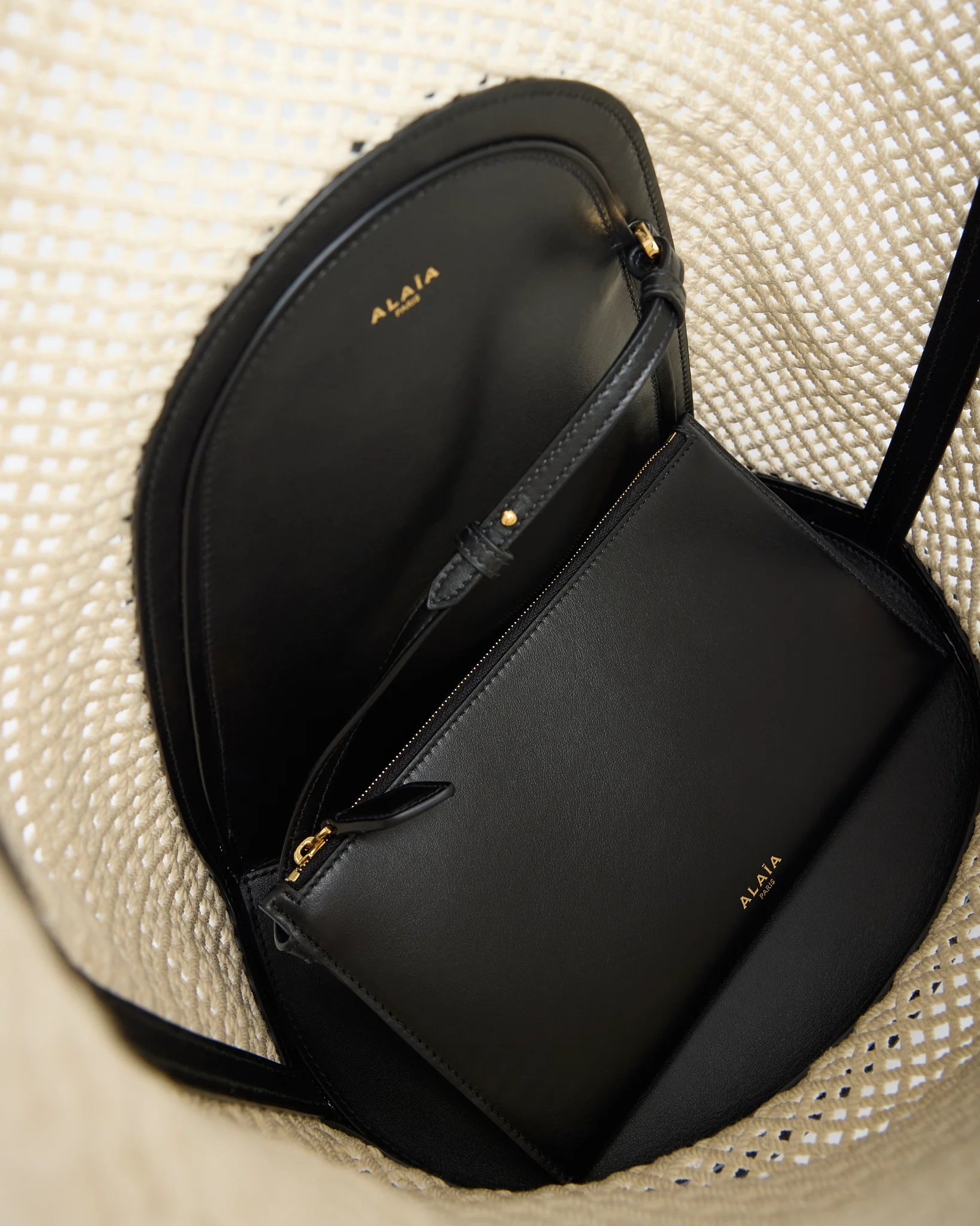 Large beige bucket bag - Image 4