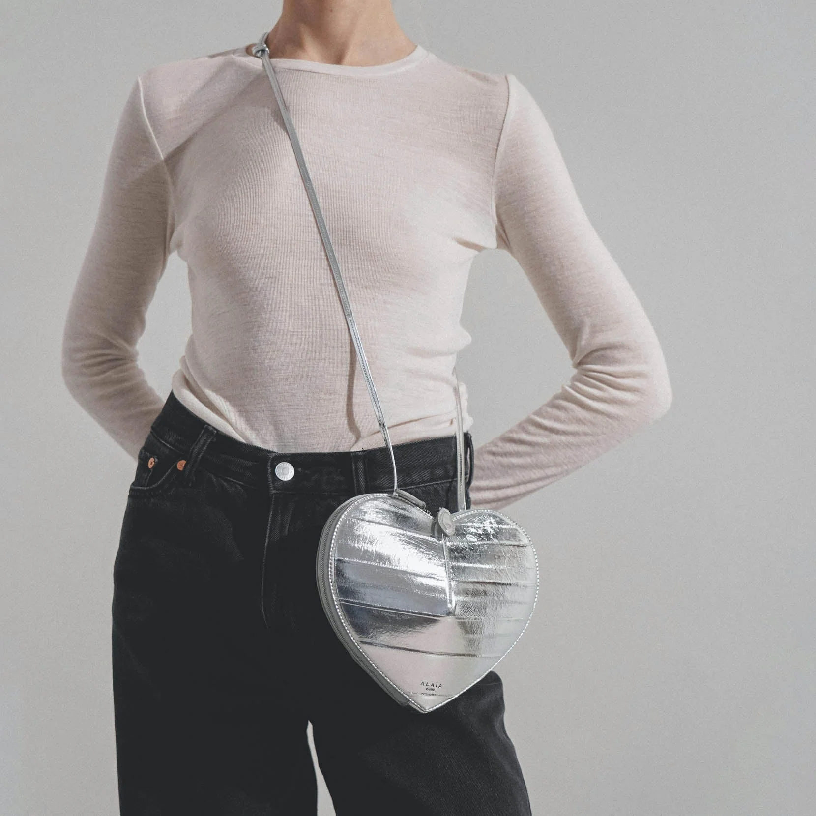 Le Coeur silver leather crossbody bag - Image 7