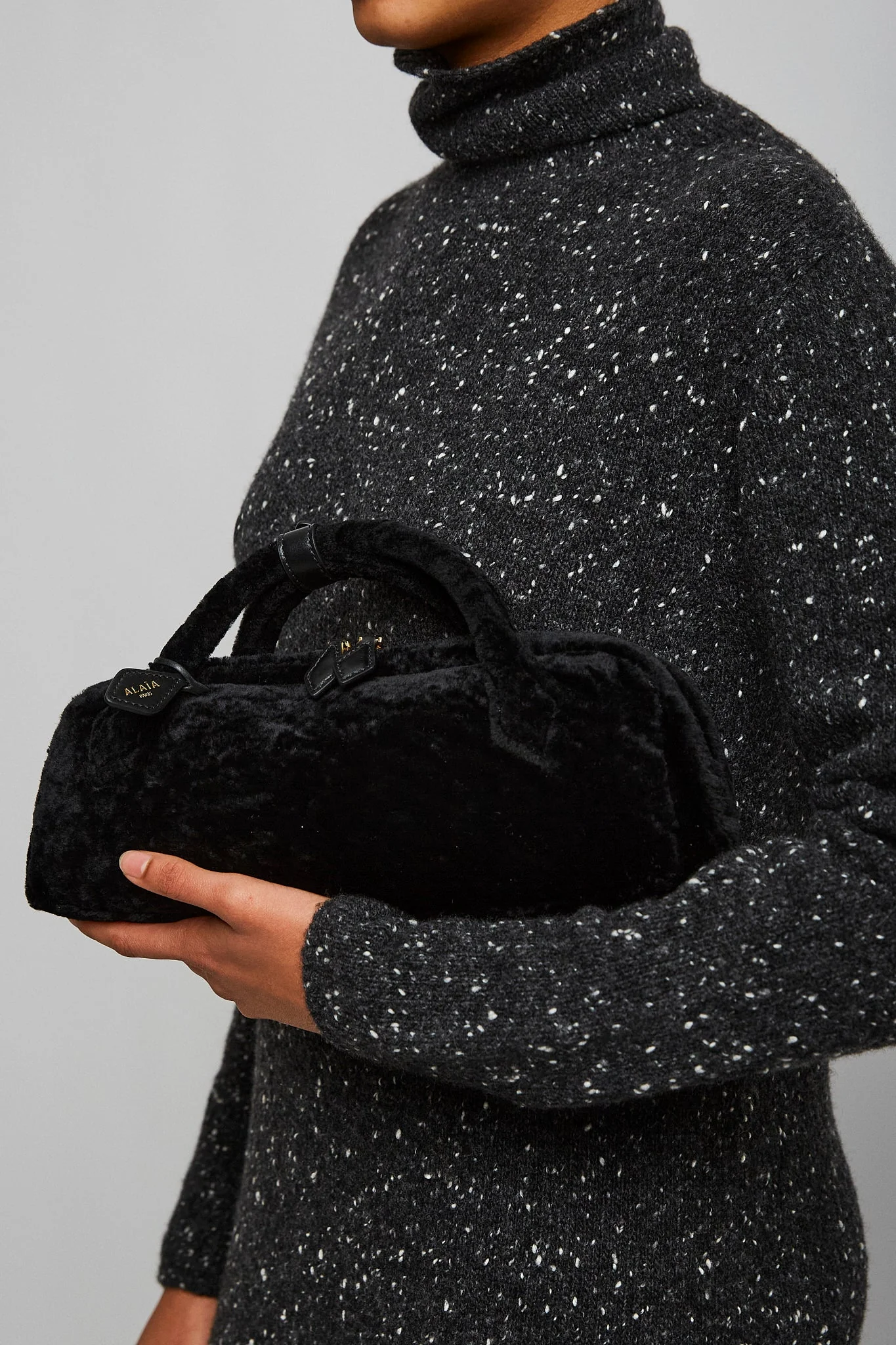 Le Teckel black shearling clutch - Image 6