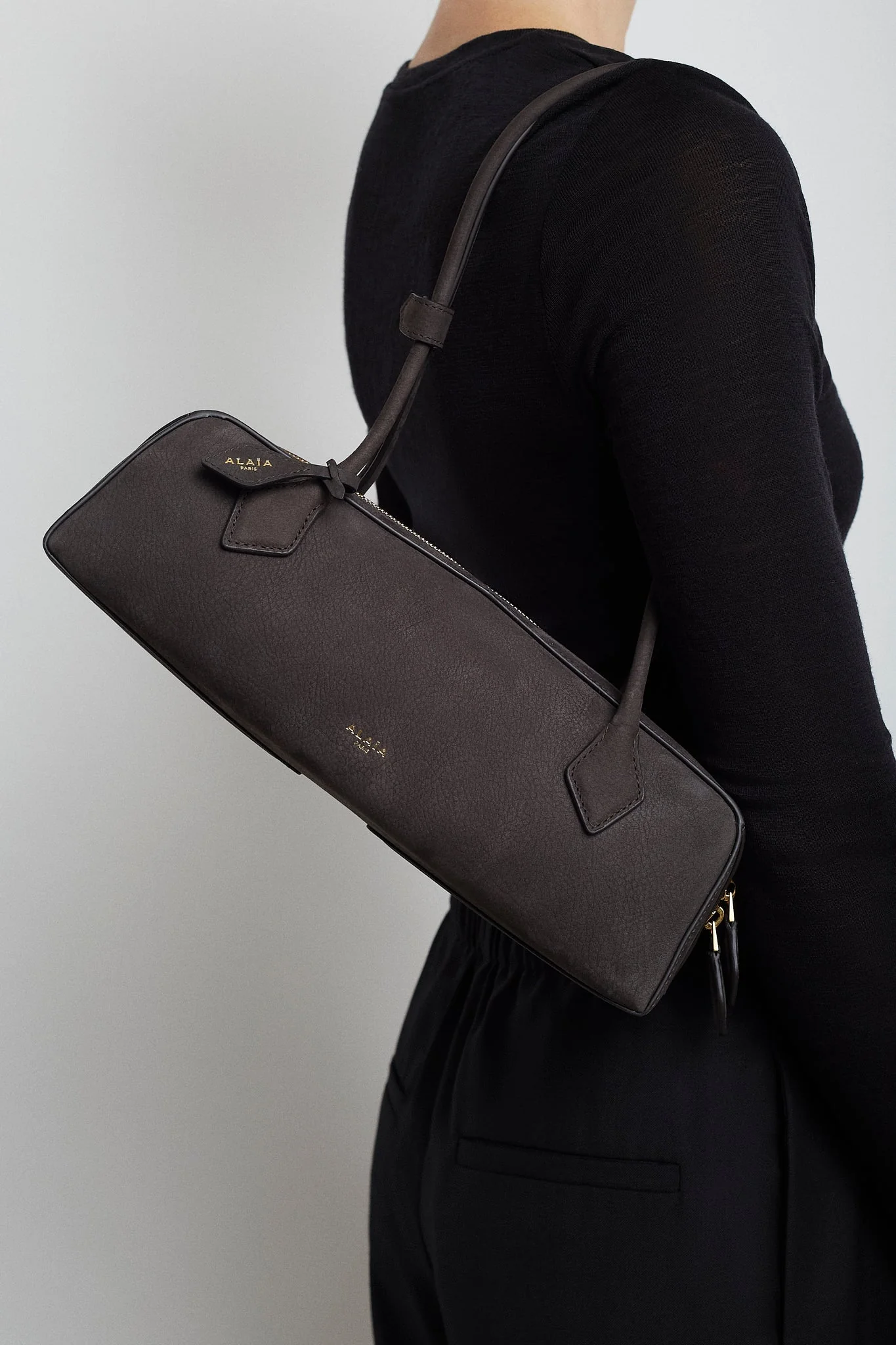 Le Teckel Medium anthracite suede bag - Image 5