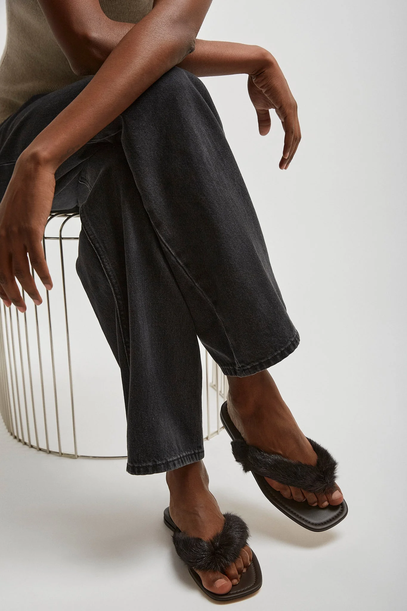 Loly black fur thong flat sandals - Image 7