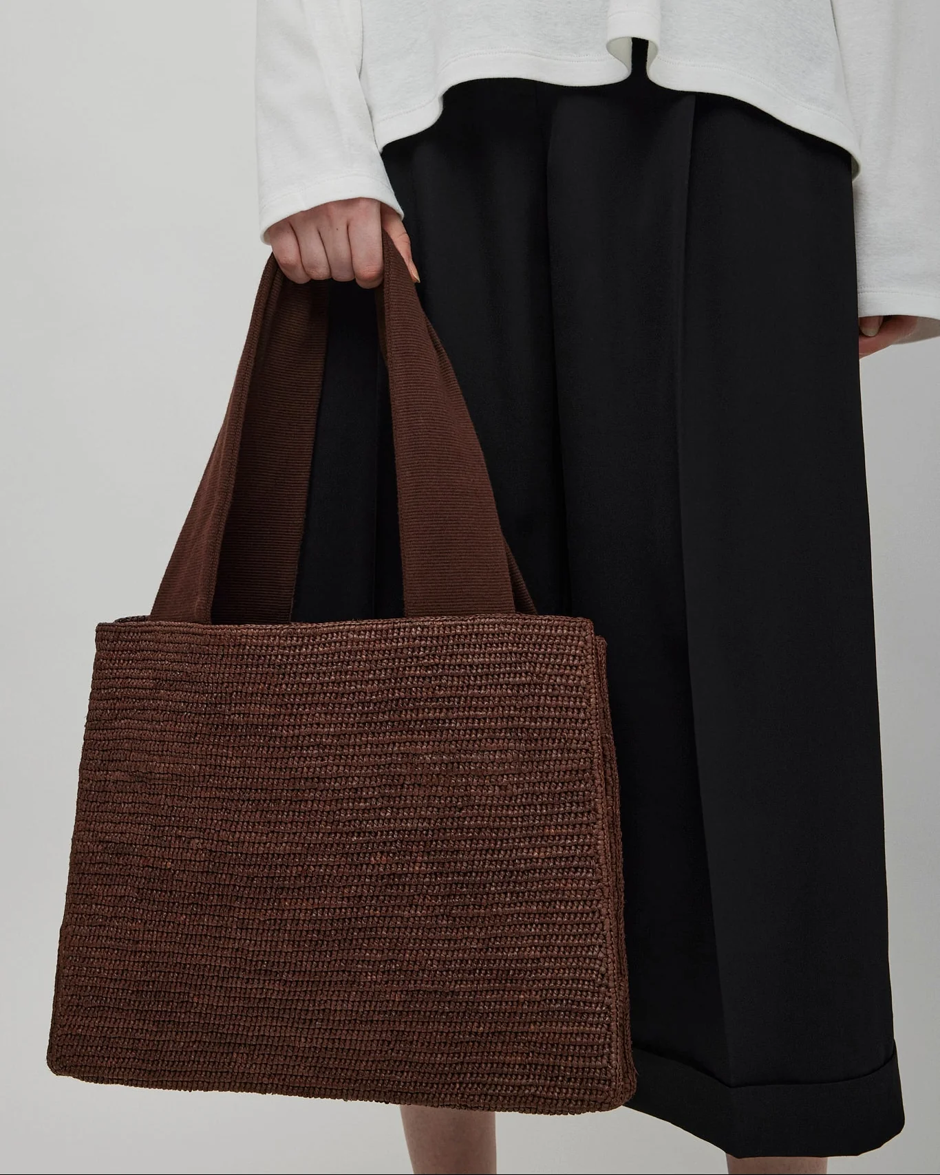 Loretta dark brown raffia bag - Image 2