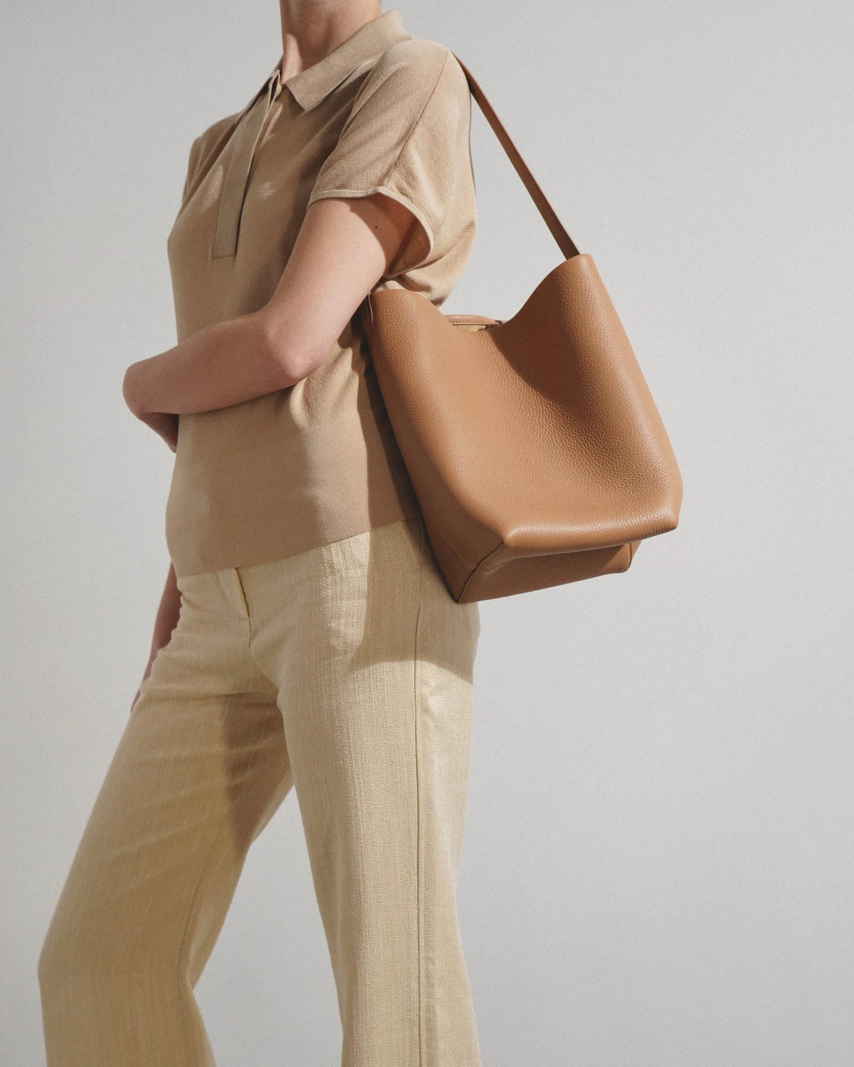 Medium N/S beige leather tote bag - Image 2