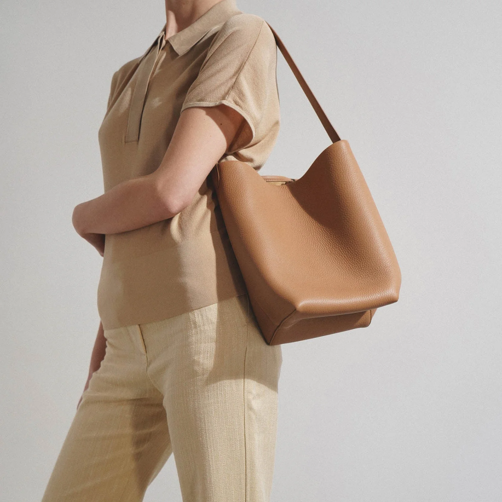 Medium N/S beige leather tote bag - Image 7