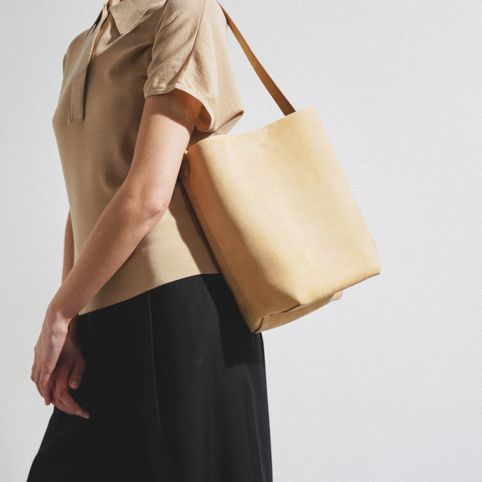 Medium N/S beige nubuck tote bag - Image 5