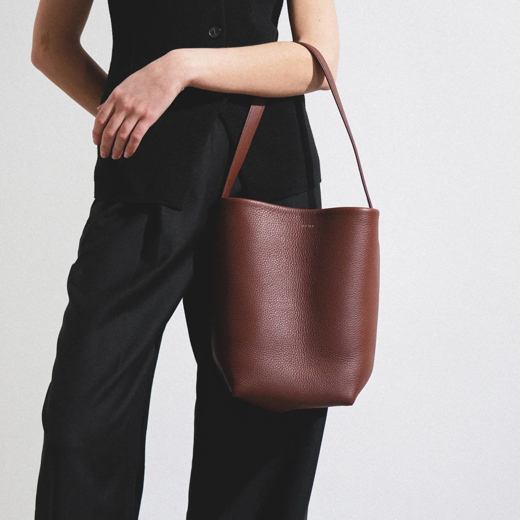 Medium N/S dark brown tote bag - Image 5