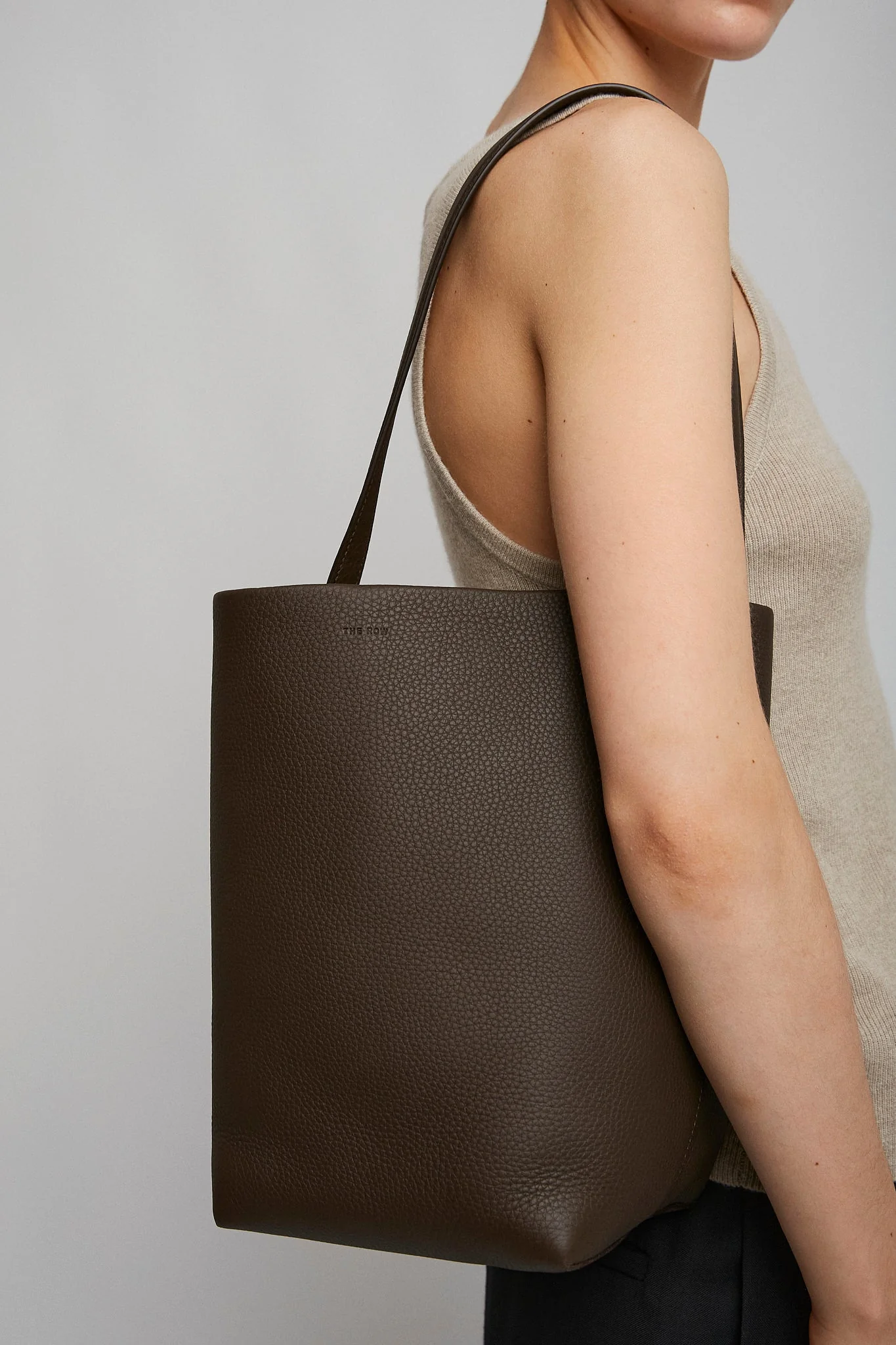 Medium N/S deep brown leather tote bag - Image 5