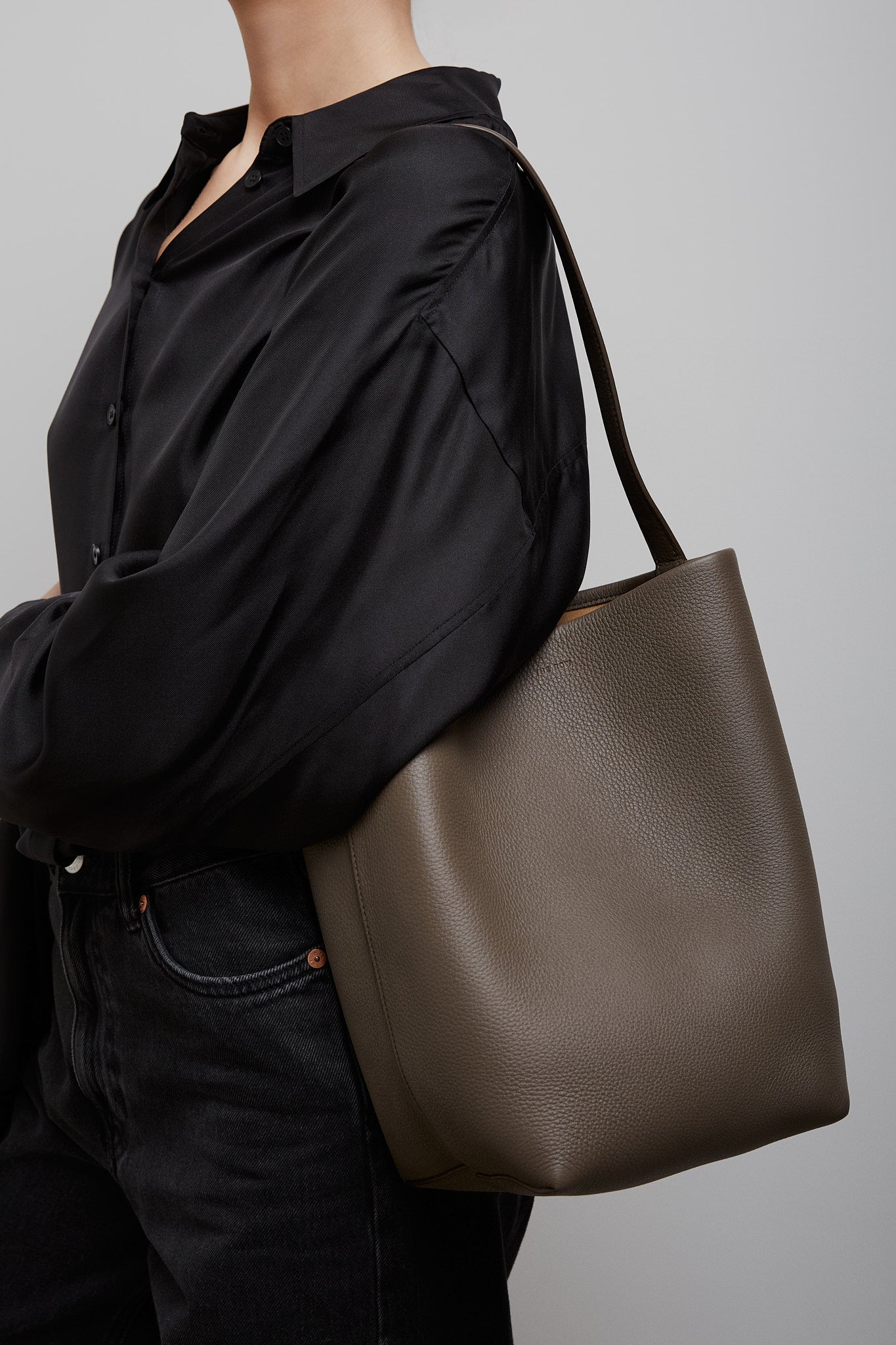 Medium N/S taupe leather tote bag - Image 2
