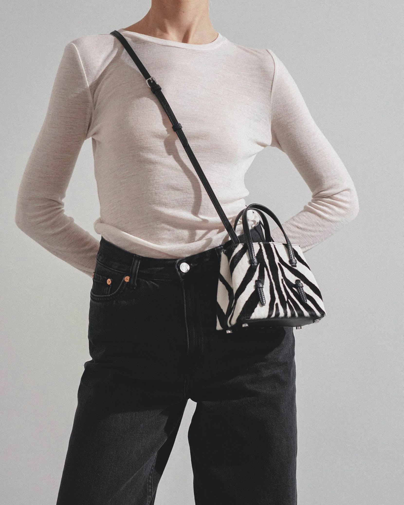 Mina 16 black and white tote bag - Image 2