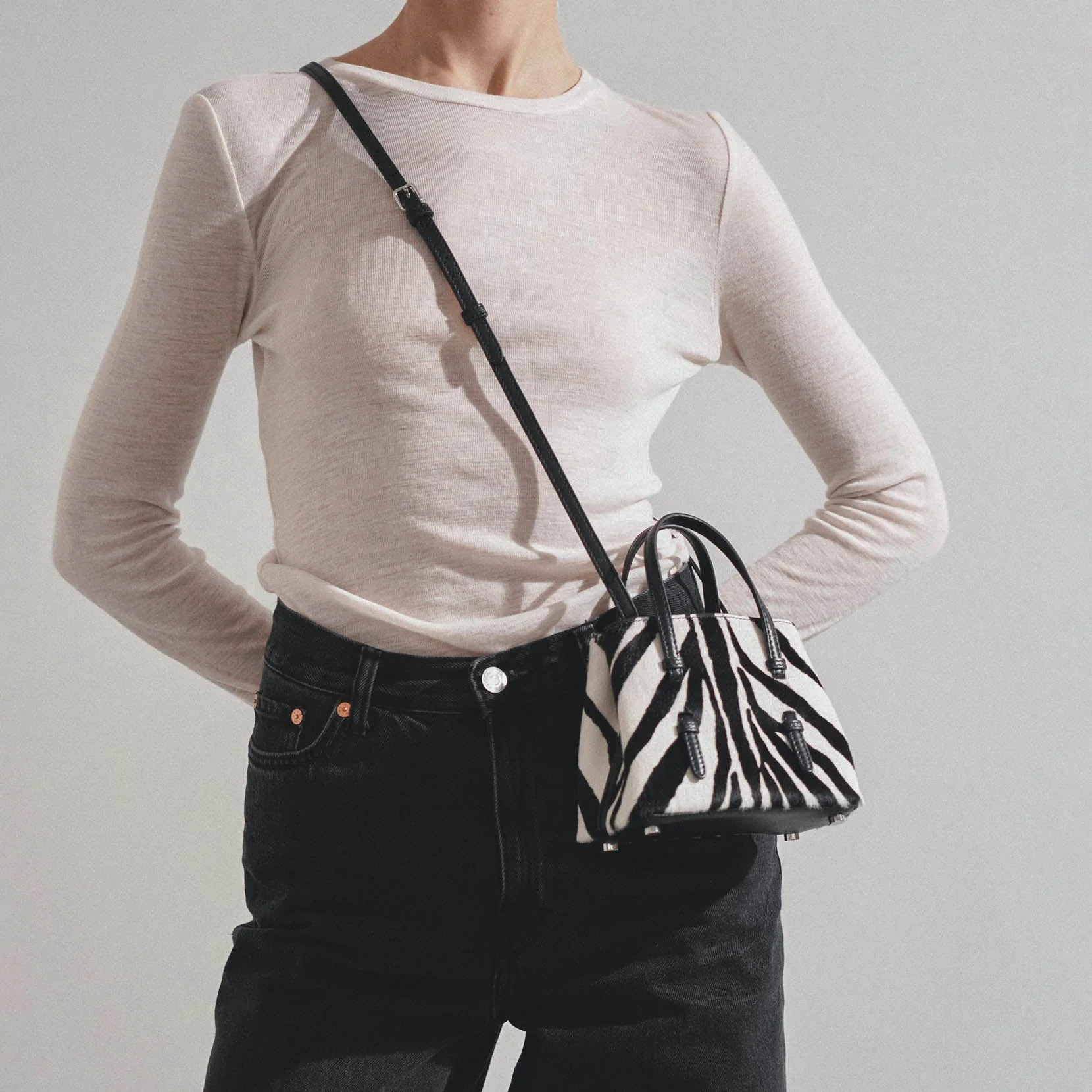Mina 16 black and white tote bag - Image 6