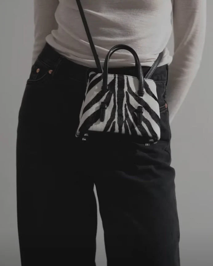 Mina 16 black and white tote bag - Image 7