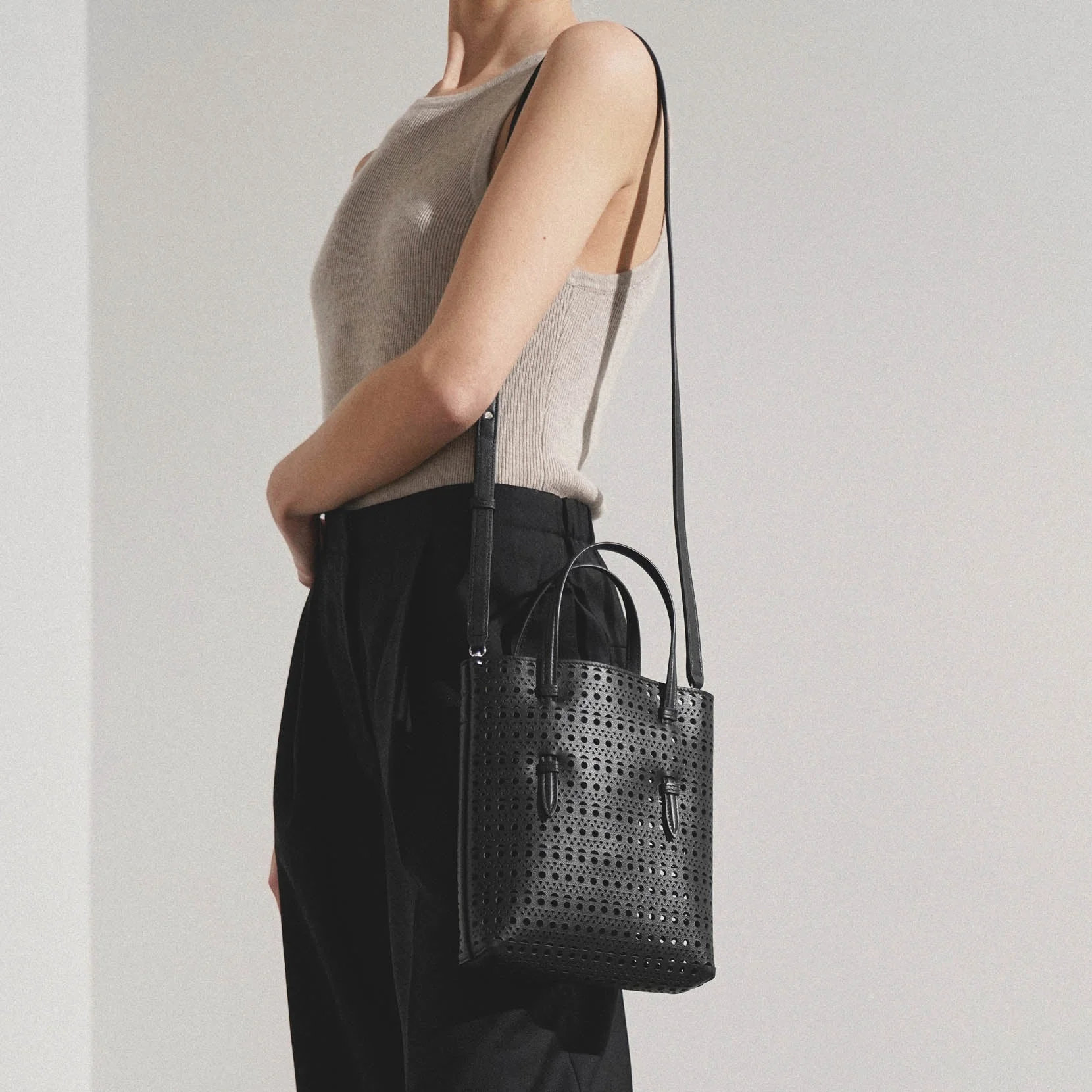 Mina NS black leather tote bag - Image 6