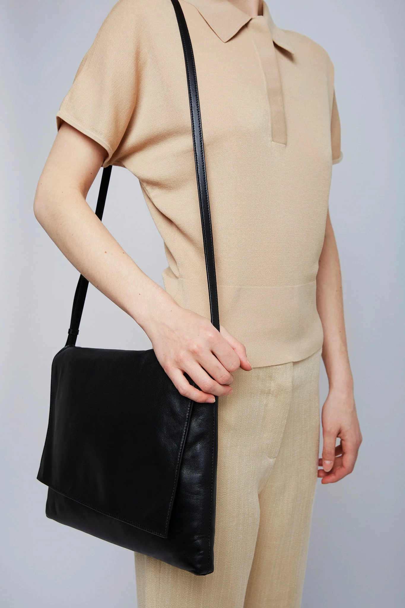 Nan black leather messenger bag - Image 2