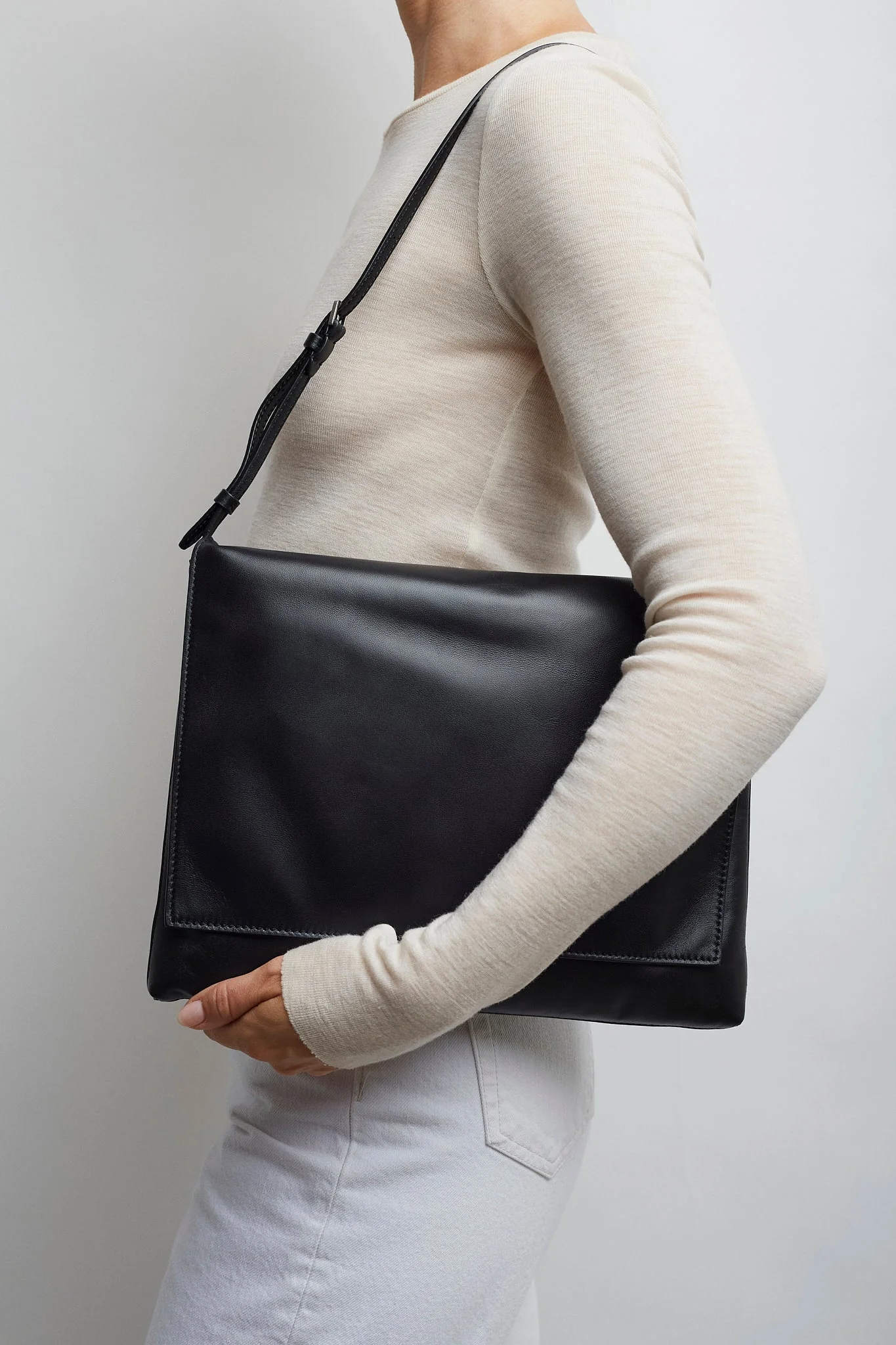 Nan black leather shoulder bag - Image 2