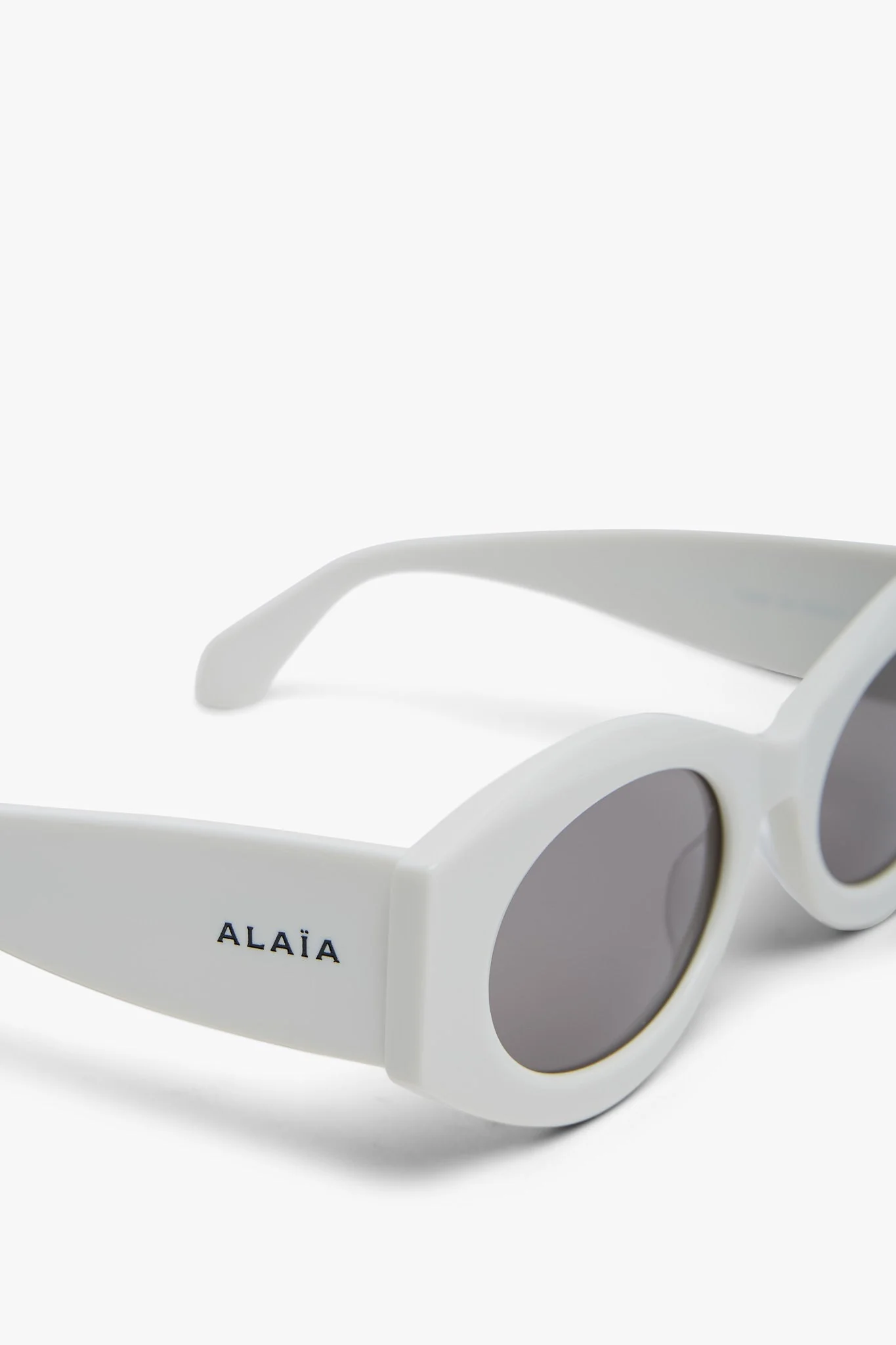 Oval 82 white sunglasses - Image 4