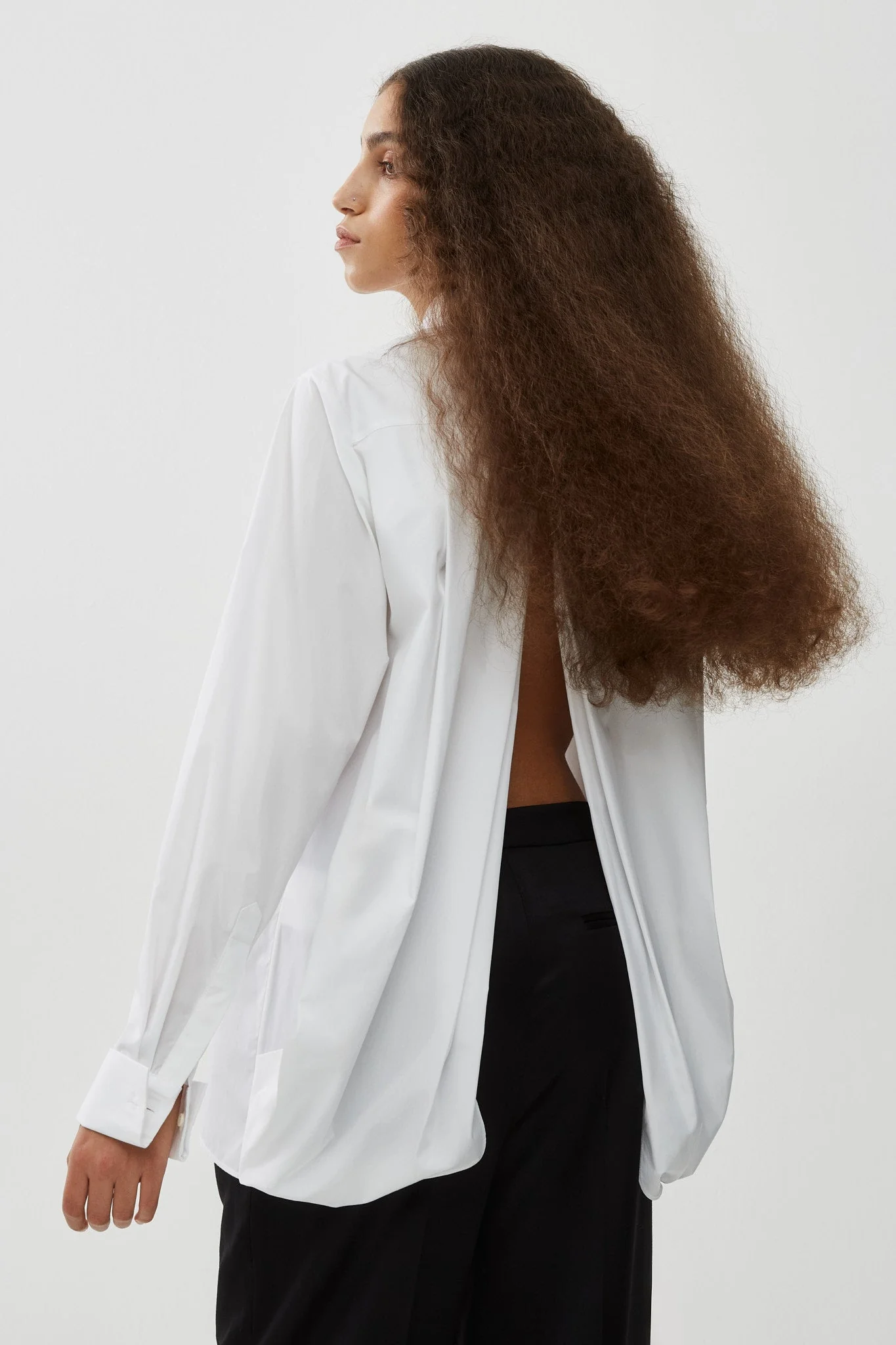 Oversized white shirt in poplin with open back - Image 6