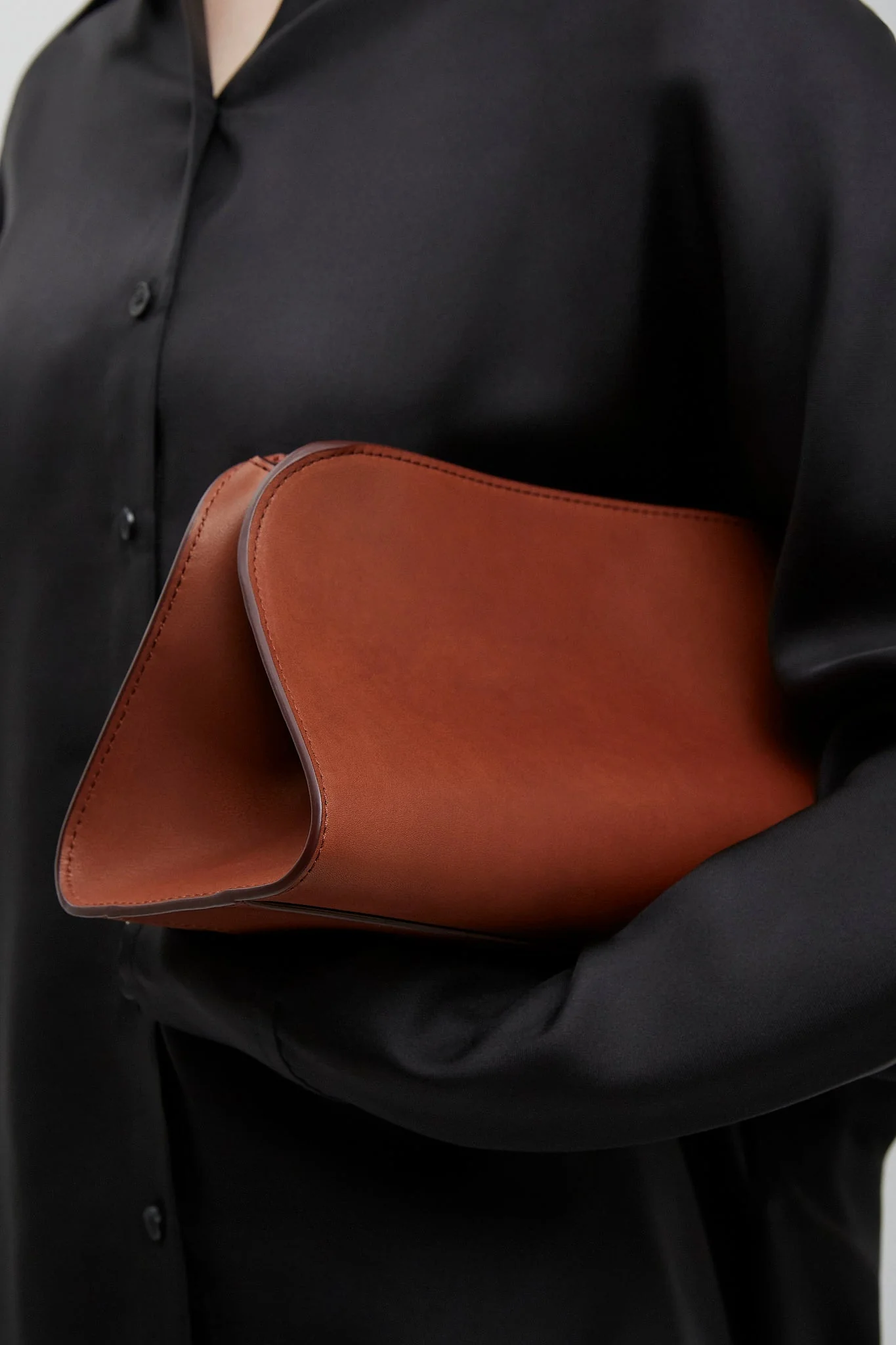 Peggy brown leather clutch - Image 2