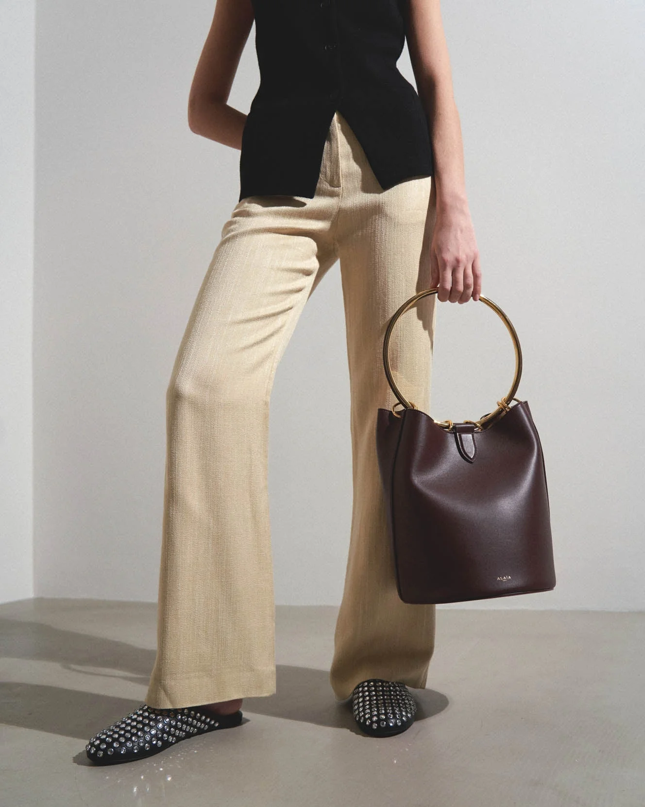 Ring brown leather bucket bag - Image 2