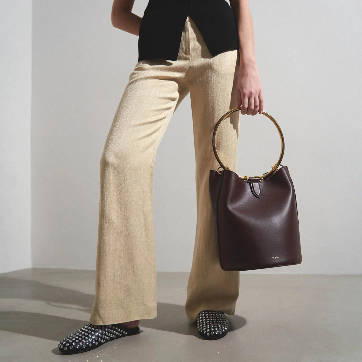 Ring brown leather bucket bag - Image 6