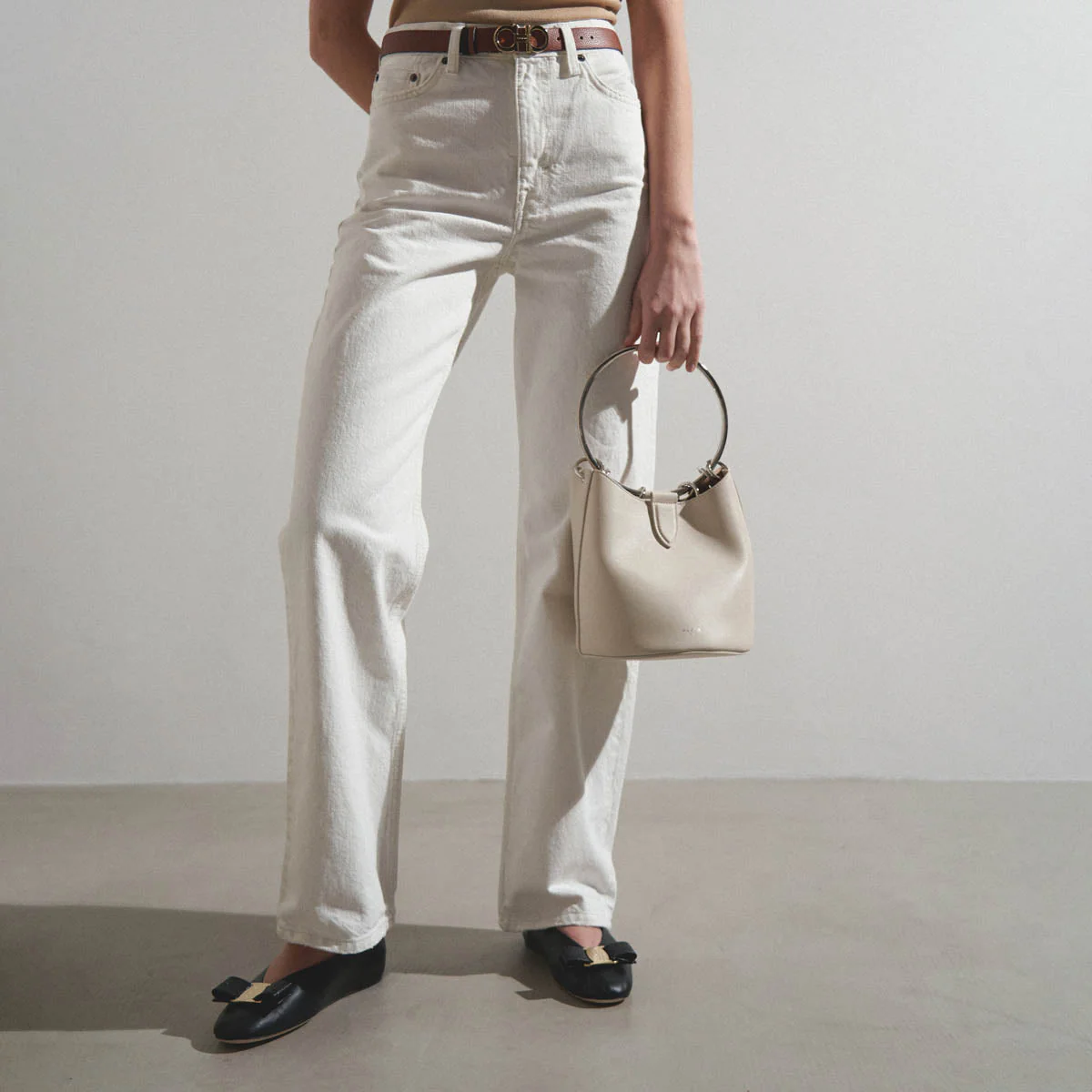 Ring medium ivory leather bucket bag - Image 6