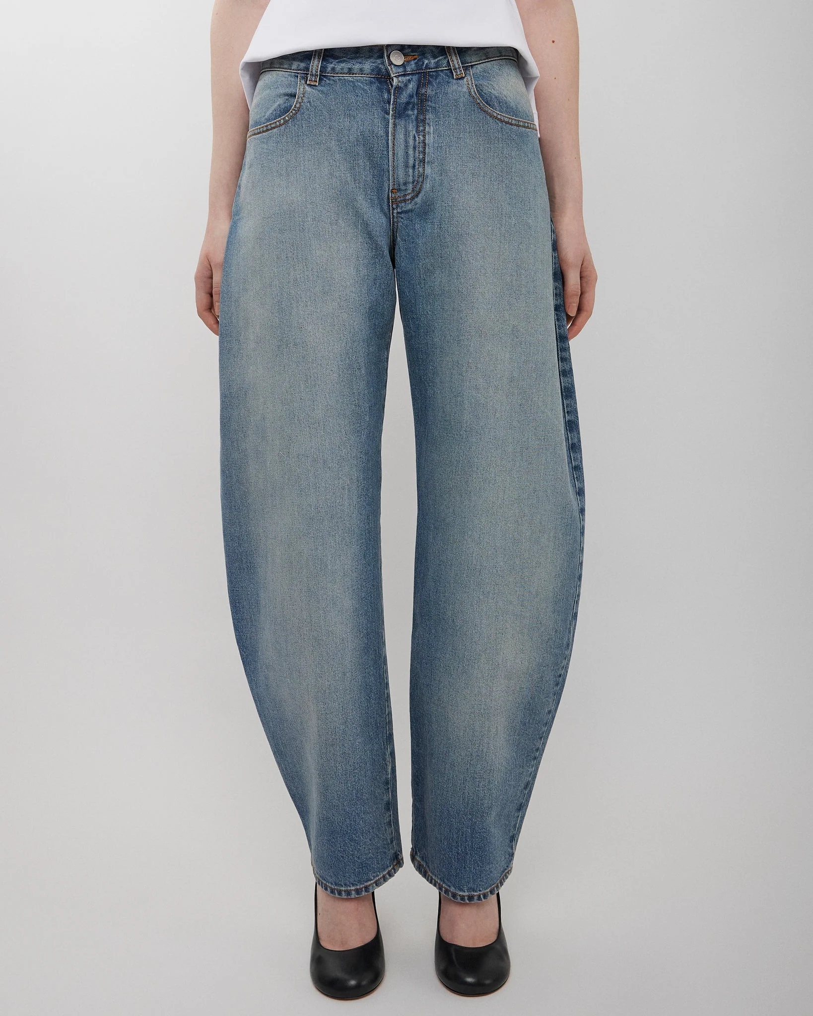 Round faded blue jeans - Image 2