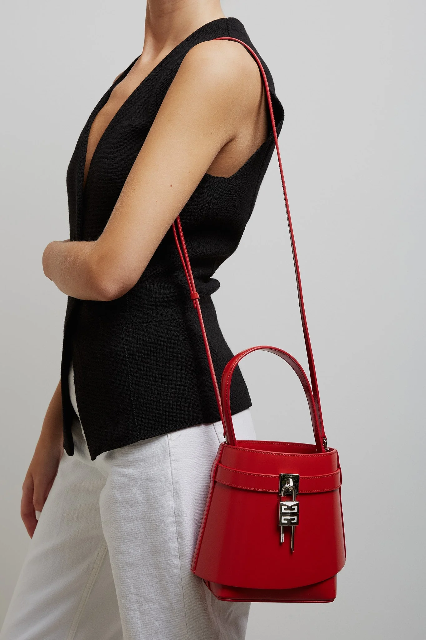 Shark lock red bucket bag - Image 2