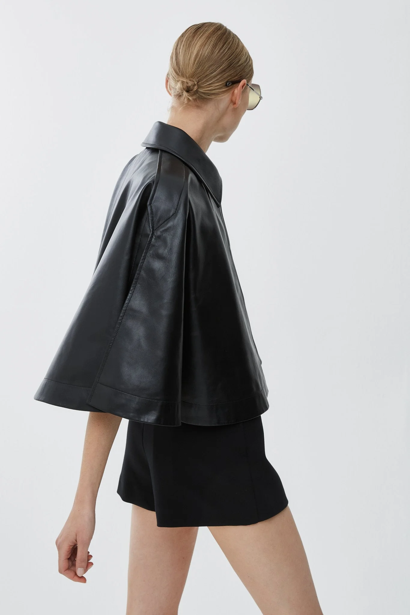 Short cape in soft nappa leather - Image 3