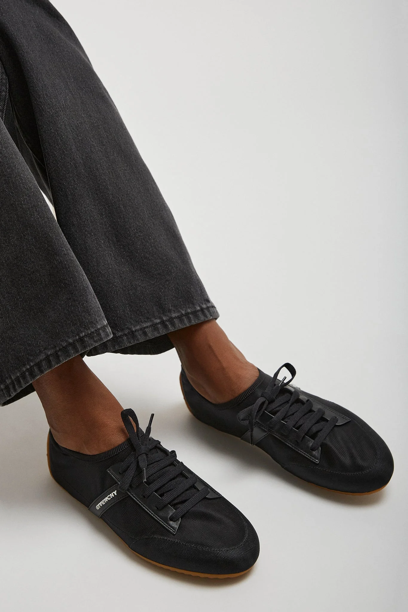 Slim black sneakers - Image 2